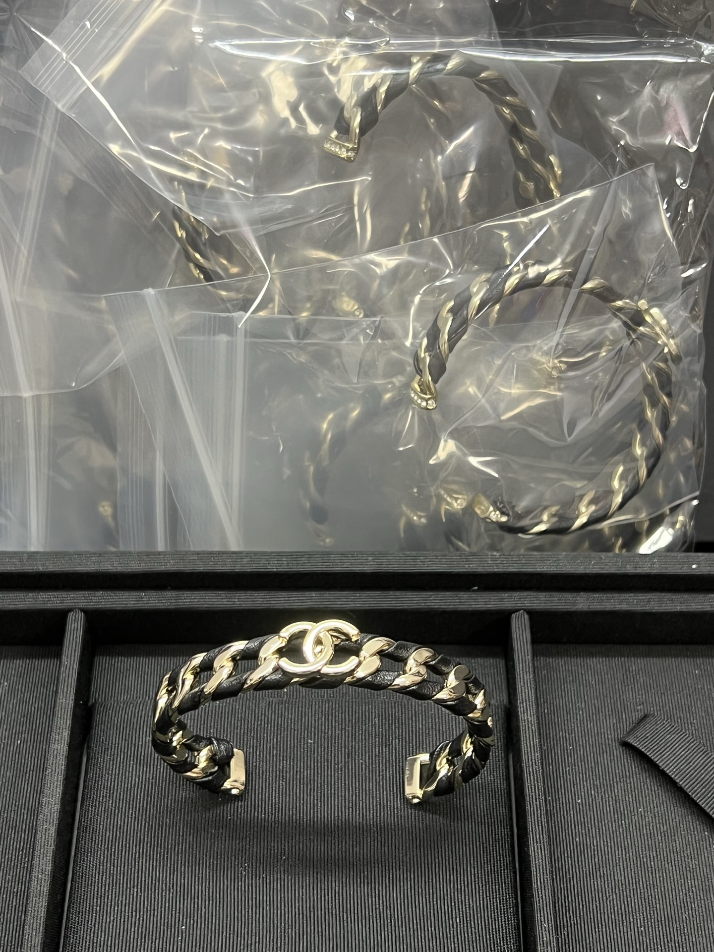 NO:711134,Xiaoxiang's new leather hollow double C bracelet black white, Hermès bracelet, hermes, bracelet19860909小香新款穿皮镂空双c手镯 黑色 白色,爱马仕手镯,hermes,bracelet,Jewelry