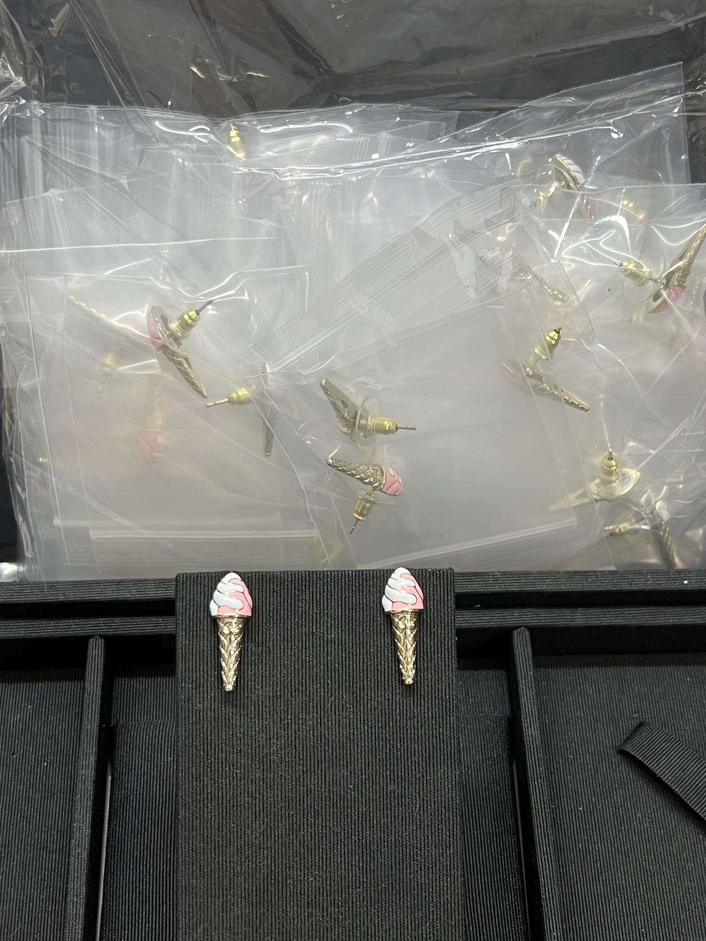 NO:688941,Xiaoxiang's new cone pink enamel earrings, Chanel earrings, chanel19860909小香新款甜筒粉色珐琅耳钉,香奈儿耳钉,chanel,Jewelry