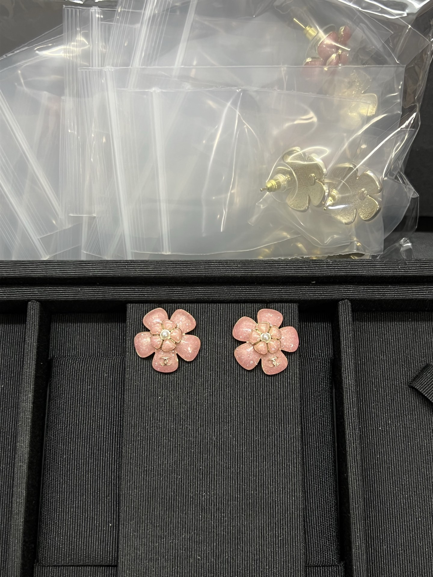 NO:688939,Xiaoxiang's new pink enamel camellia earrings, Chanel earrings, chanel19860909小香新款粉色珐琅山茶花耳钉,香奈儿耳钉,chanel,Jewelry
