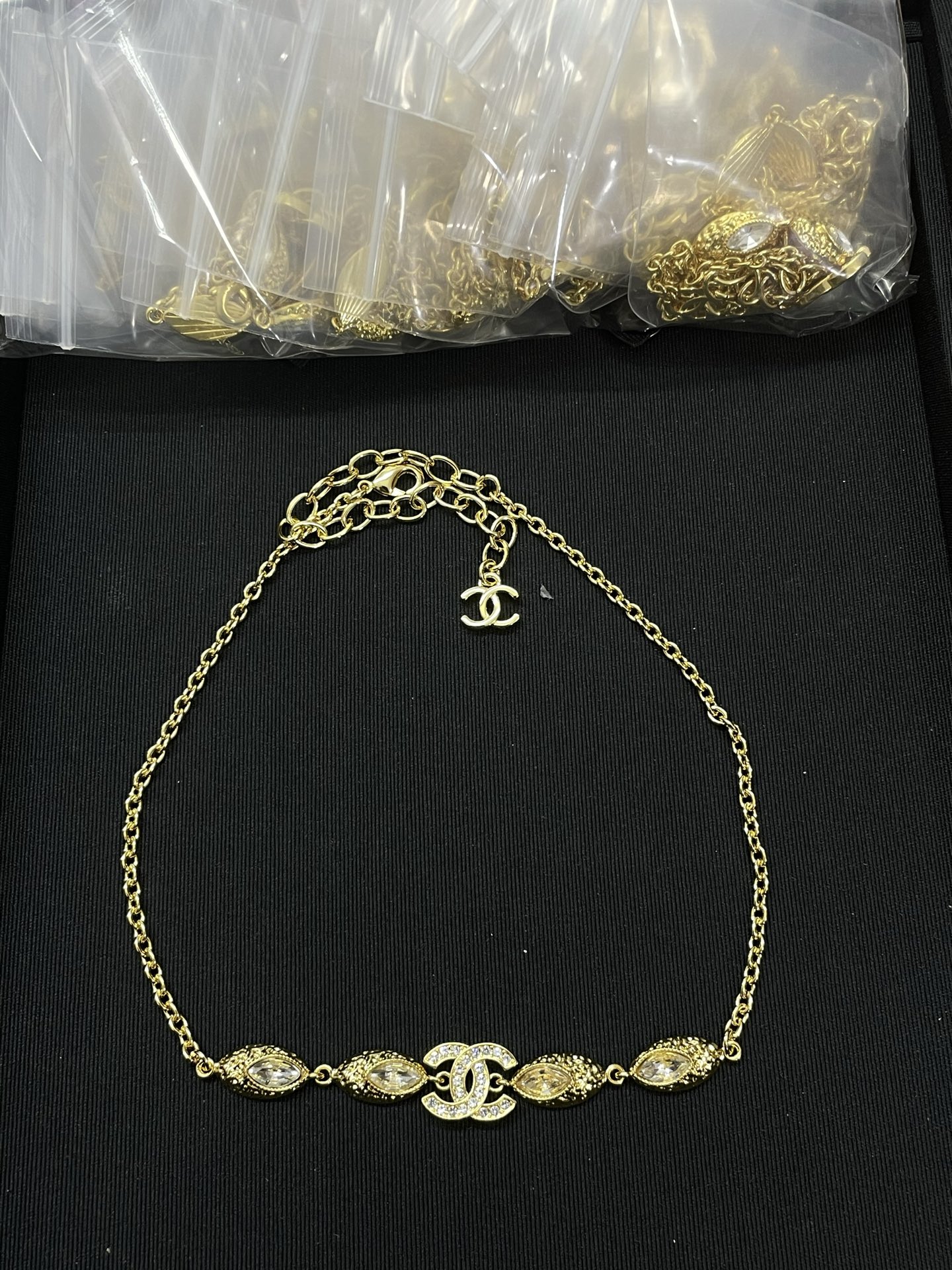 Collier CHANEL doré double C marquise