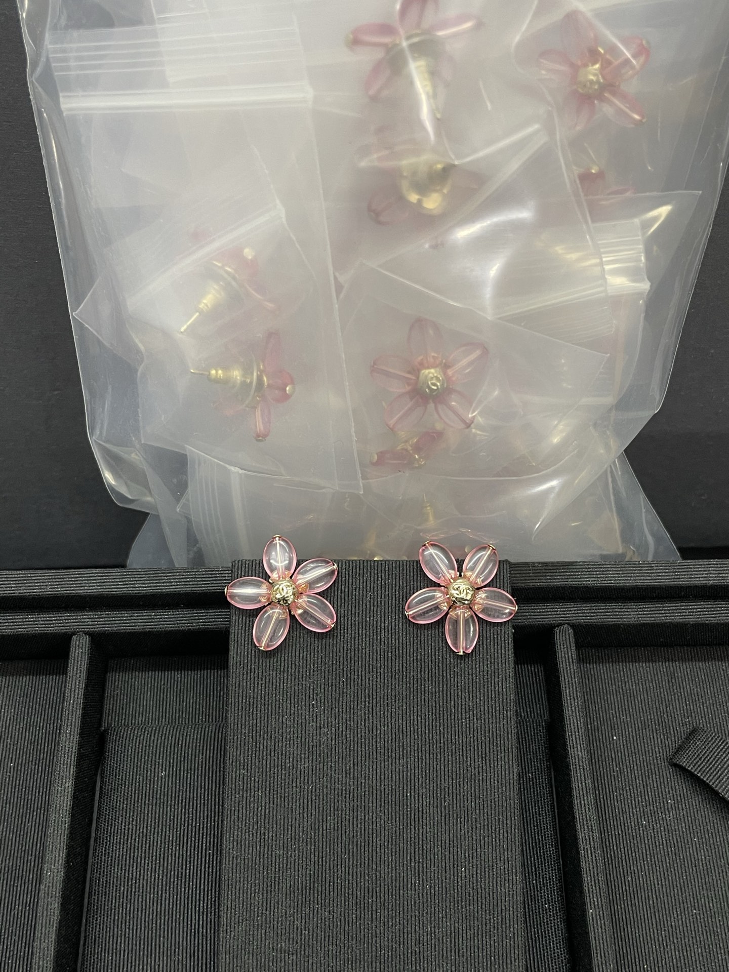 NO:688942,Xiaoxiang's new pink flower earrings, Chanel earrings, chanel19860909小香新款粉色花朵耳钉,香奈儿耳钉,chanel,Jewelry