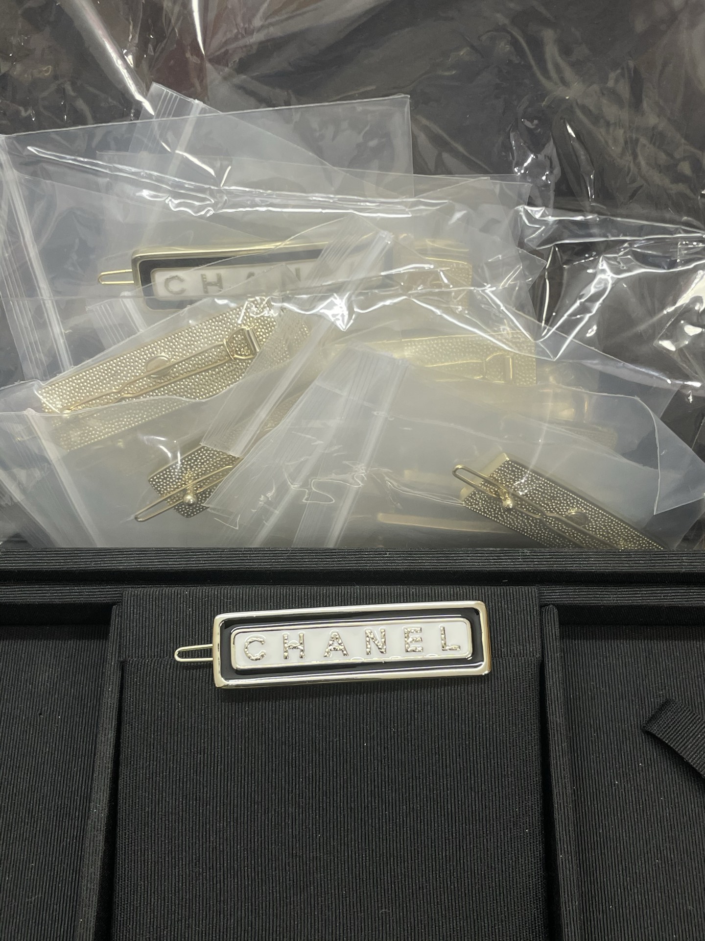 NO:688940,Xiaoxiang's new lettered black and white enamel hairpins, Chanel hairpins, chanel, hairpins19860909小香新款字母黑白珐琅发夹,香奈儿发夹,chanel,hairpins,Jewelry