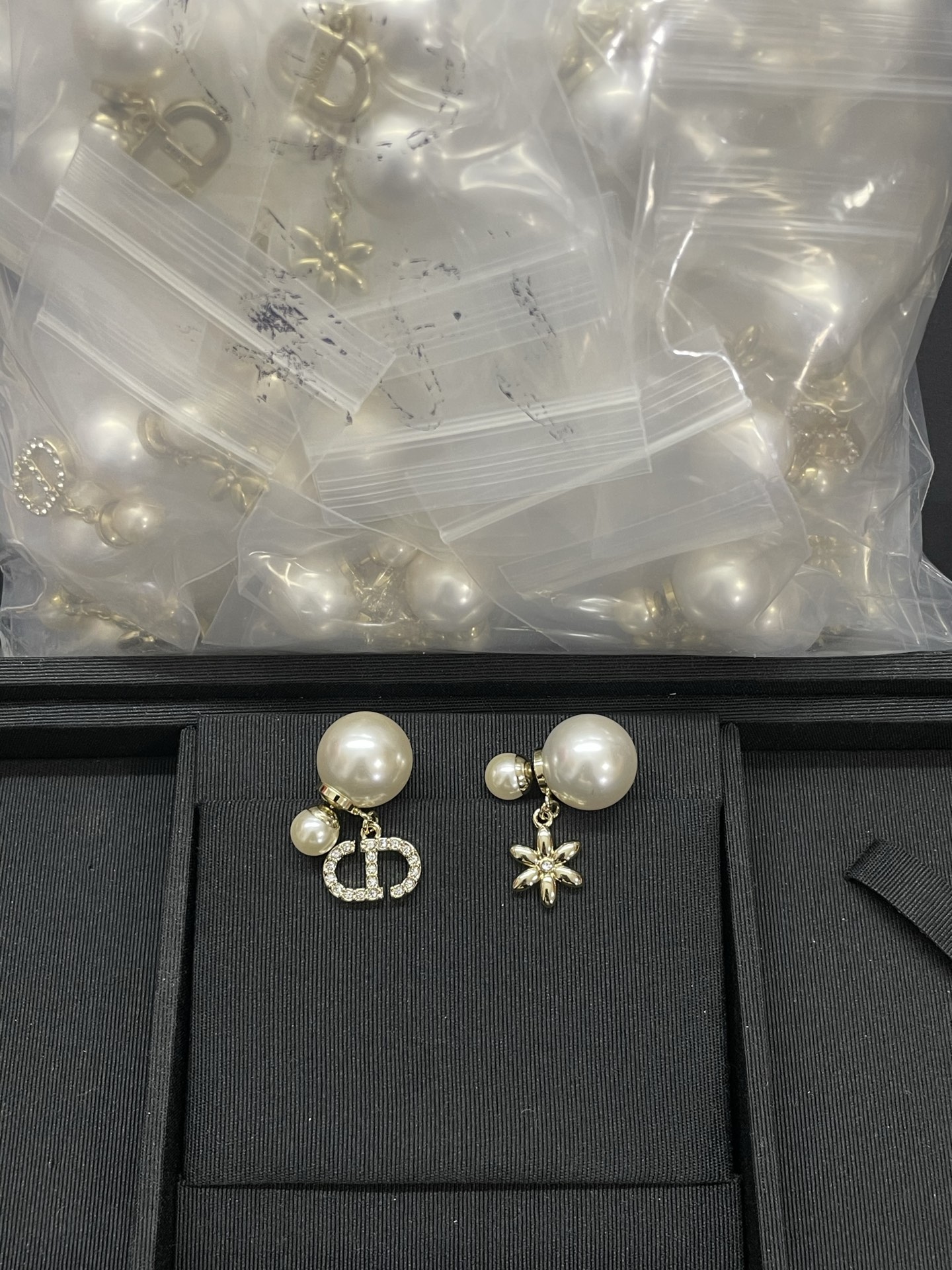 NO:703143,Dior's new CD full diamond sunflower asymmetric earrings, Dior earrings, dior, dior, earrings19860909迪奥新款cd满钻太阳花不对称耳钉耳环,Dior耳钉,dior,dior,earrings,Jewelry