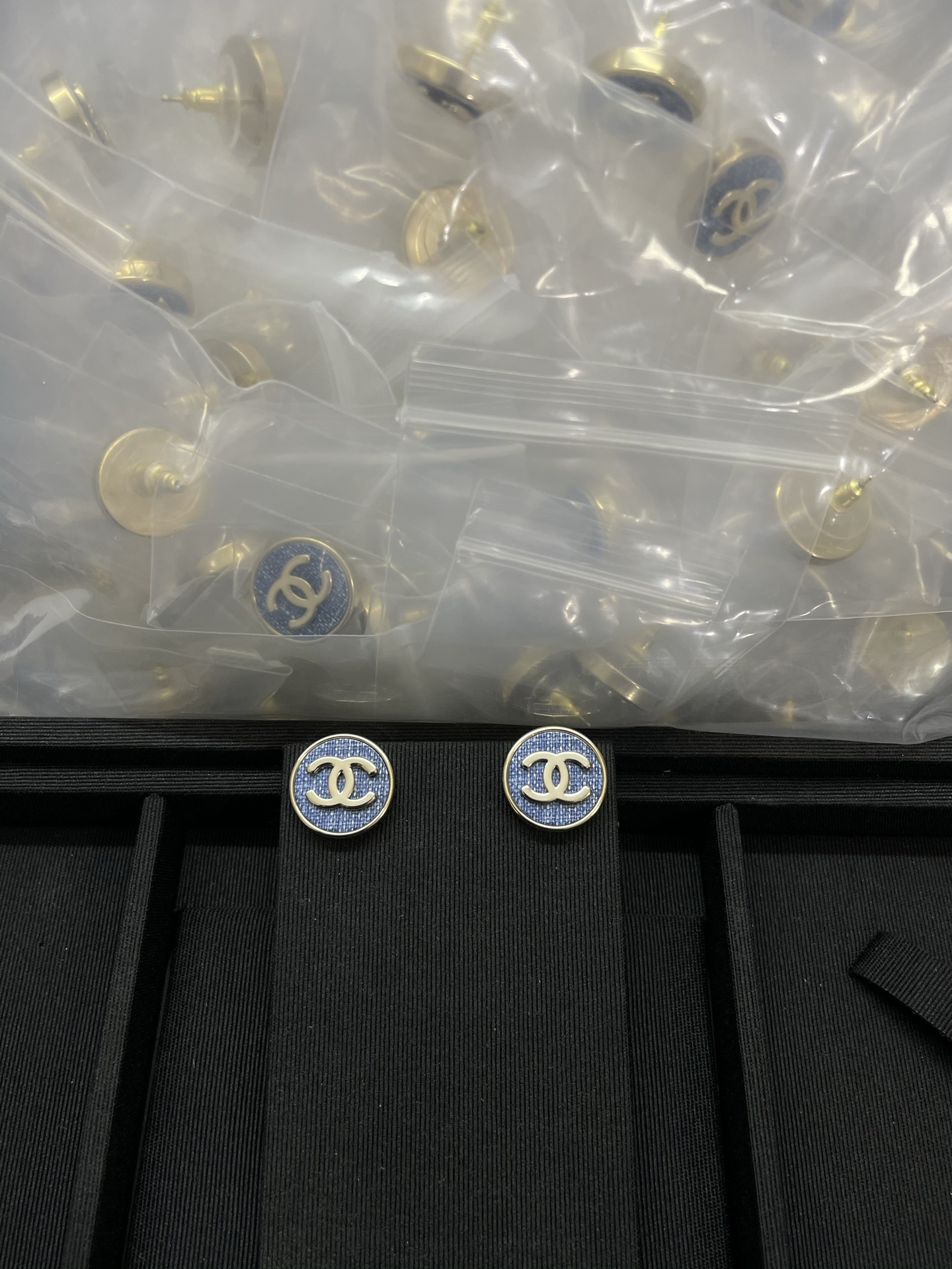 NO:723031,Xiaoxiang's new blue denim round gold double c earrings, Chanel earrings, chanel19860909小香新款蓝色牛仔圆形金色双c耳钉,香奈儿耳钉,chanel,Jewelry
