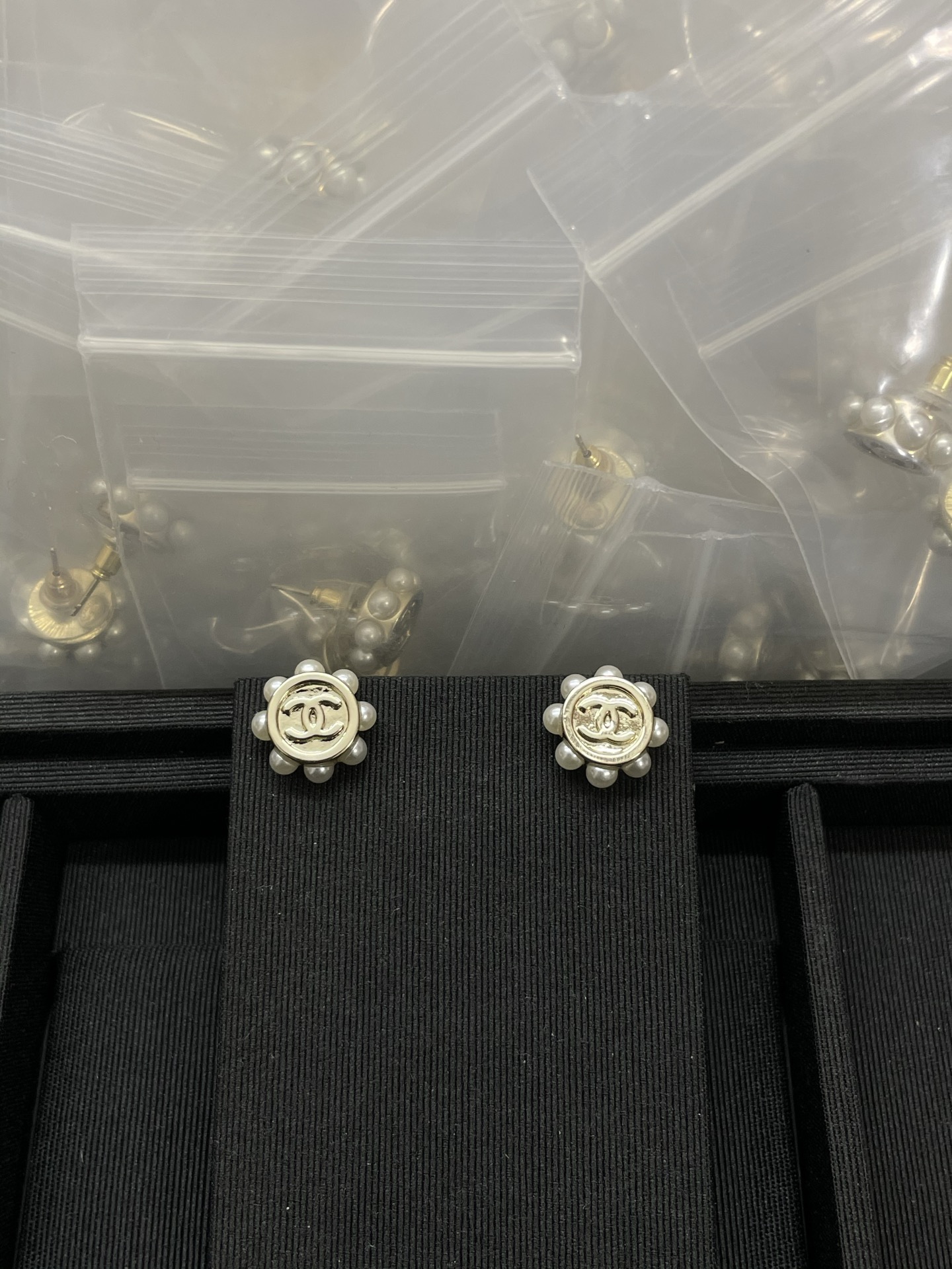 NO:723025,Xiaoxiang's new round edge pearl earrings, Chanel earrings, chanel19860909小香新款圆形边珍珠耳钉,香奈儿耳钉,chanel,Jewelry