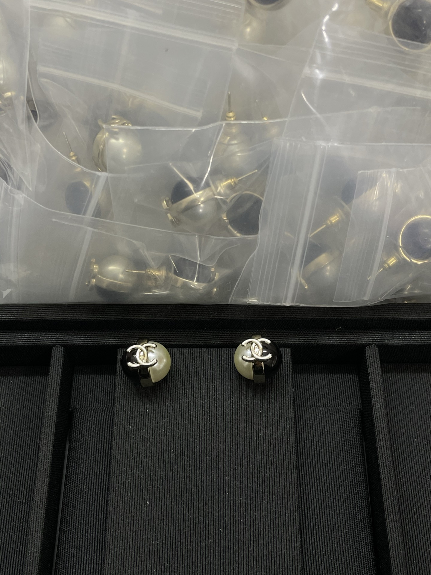 NO:723020,Xiaoxiang's new black and white ball color matching earrings, Chanel earrings, chanel19860909小香新款黑白圆球拼色耳钉,香奈儿耳钉,chanel,Jewelry
