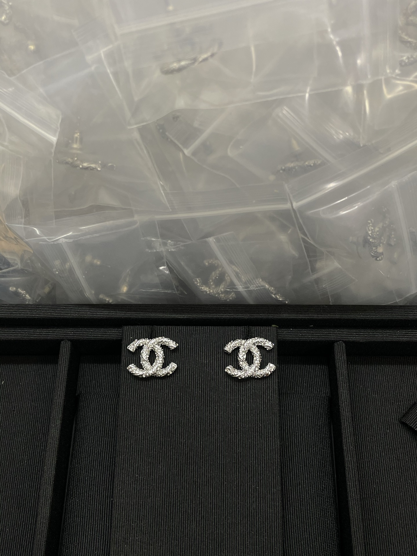 NO:766518,Xiaoxiang's classic twist earrings are available in gold and silver, Chanel earrings, chanel19860909小香经典款麻花耳钉 有金色银色,香奈儿耳钉,chanel,Jewelry