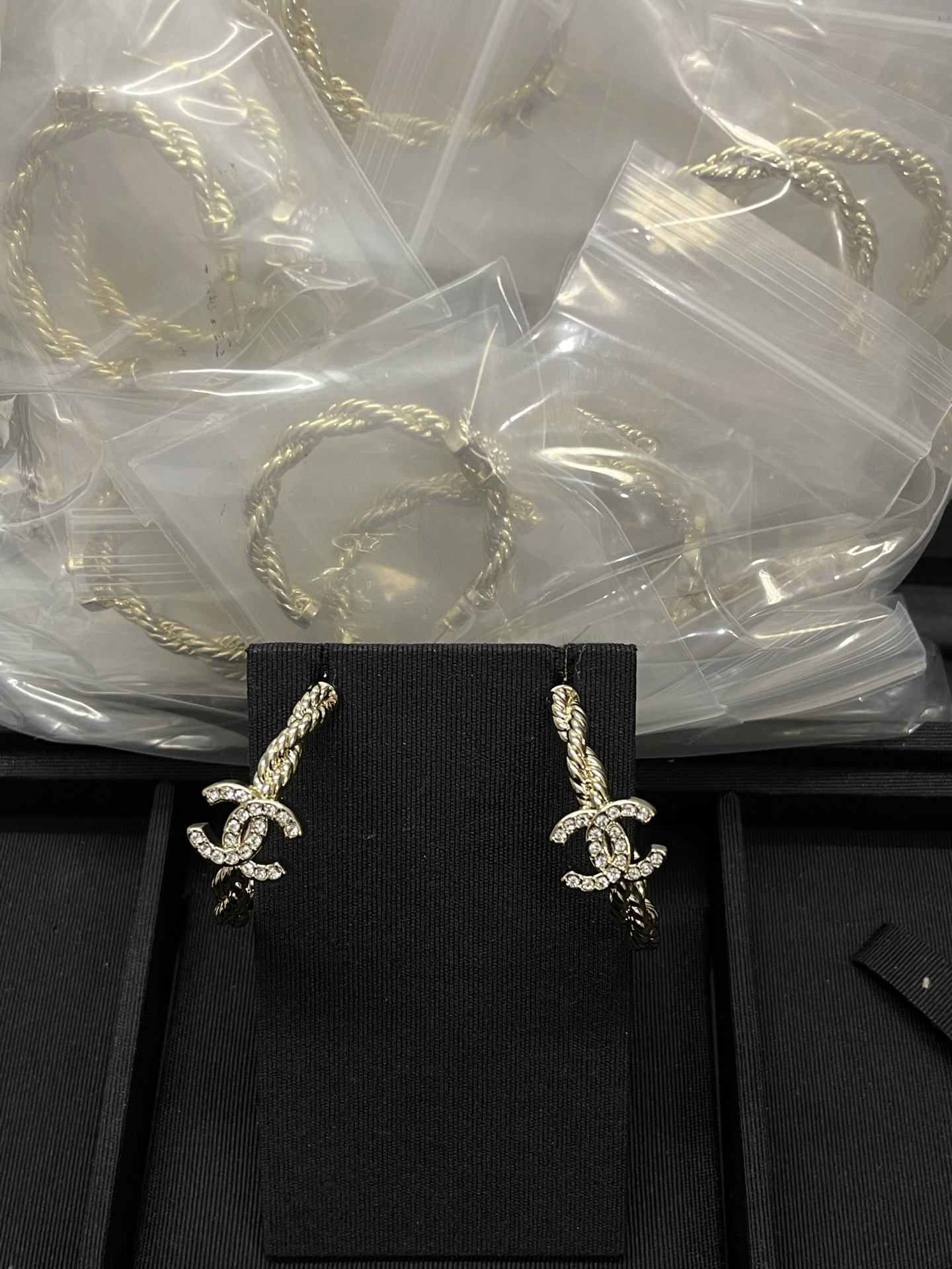 NO:766577,Xiaoxiang's new twist button pattern large earrings, Chanel earrings, chanel, earrings19860909小香新款麻花纽纹大耳环耳圈,香奈儿耳钉,chanel,earrings,Jewelry