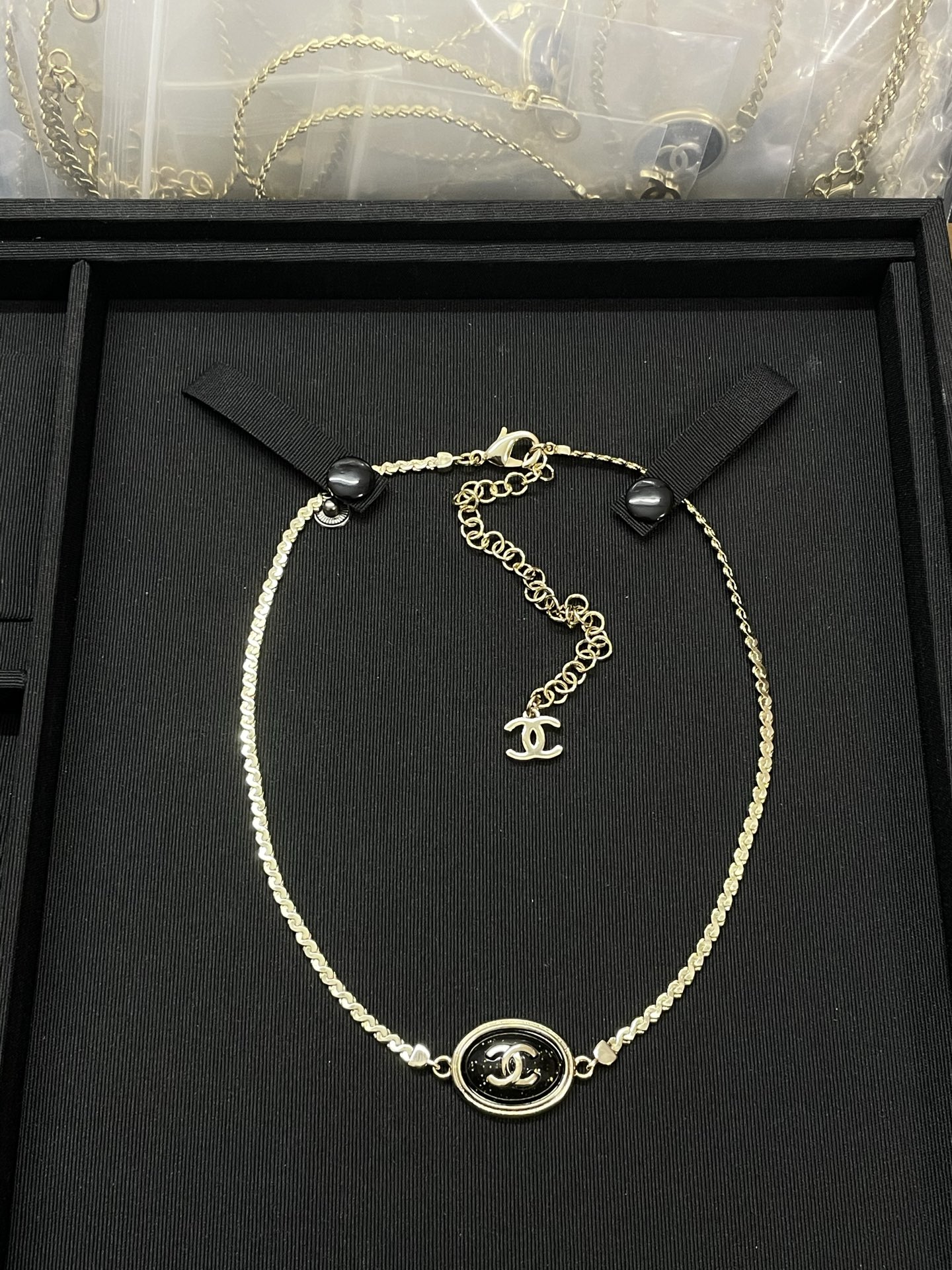 CHANEL Collier résine noir ovale