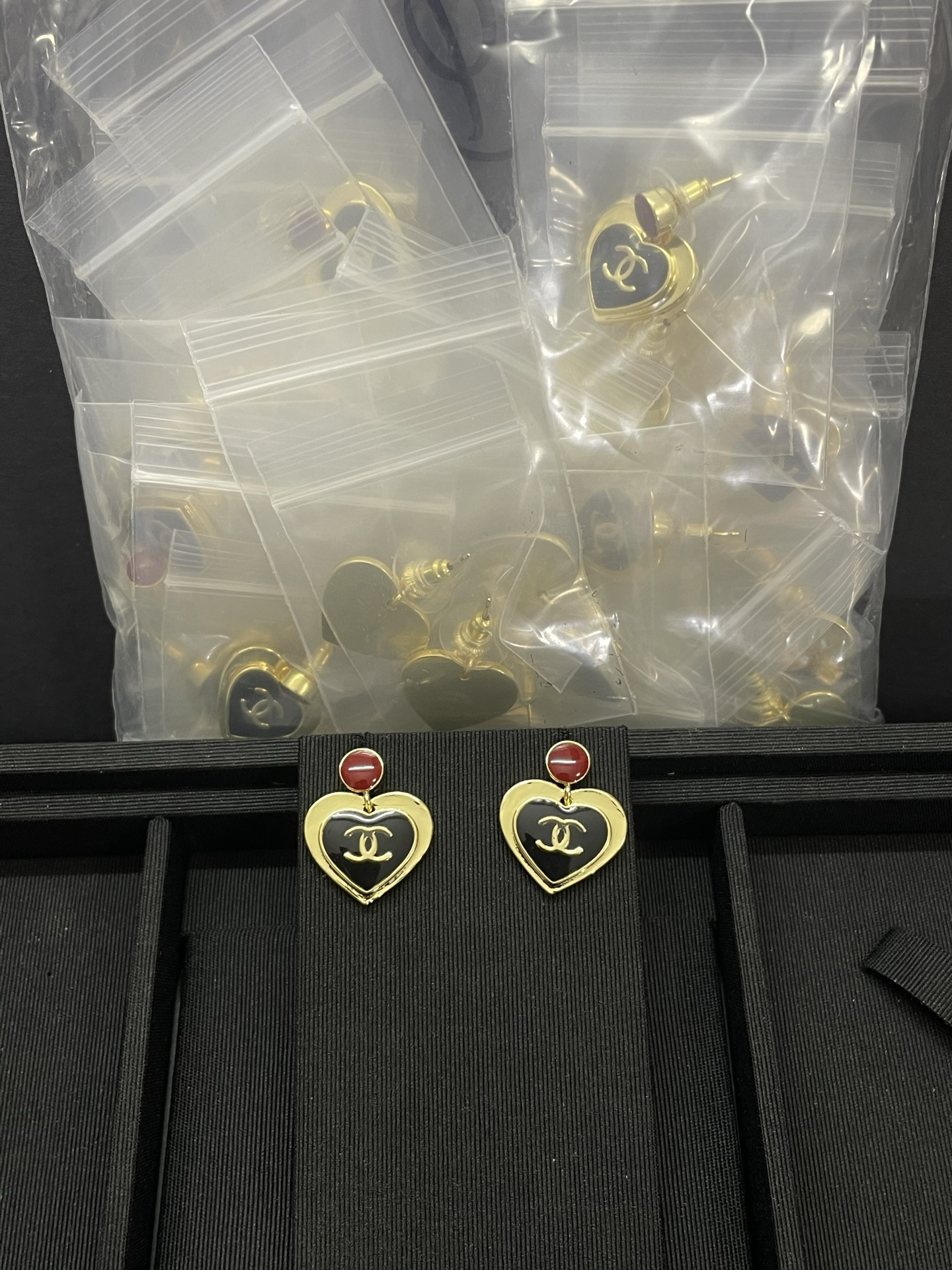 NO:766557,Xiaoxiang's new metal love oil dripping black earrings, Chanel earrings, chanel, earrings19860909小香新款金属爱心滴油黑色耳环,香奈儿耳钉,chanel,earrings,Jewelry