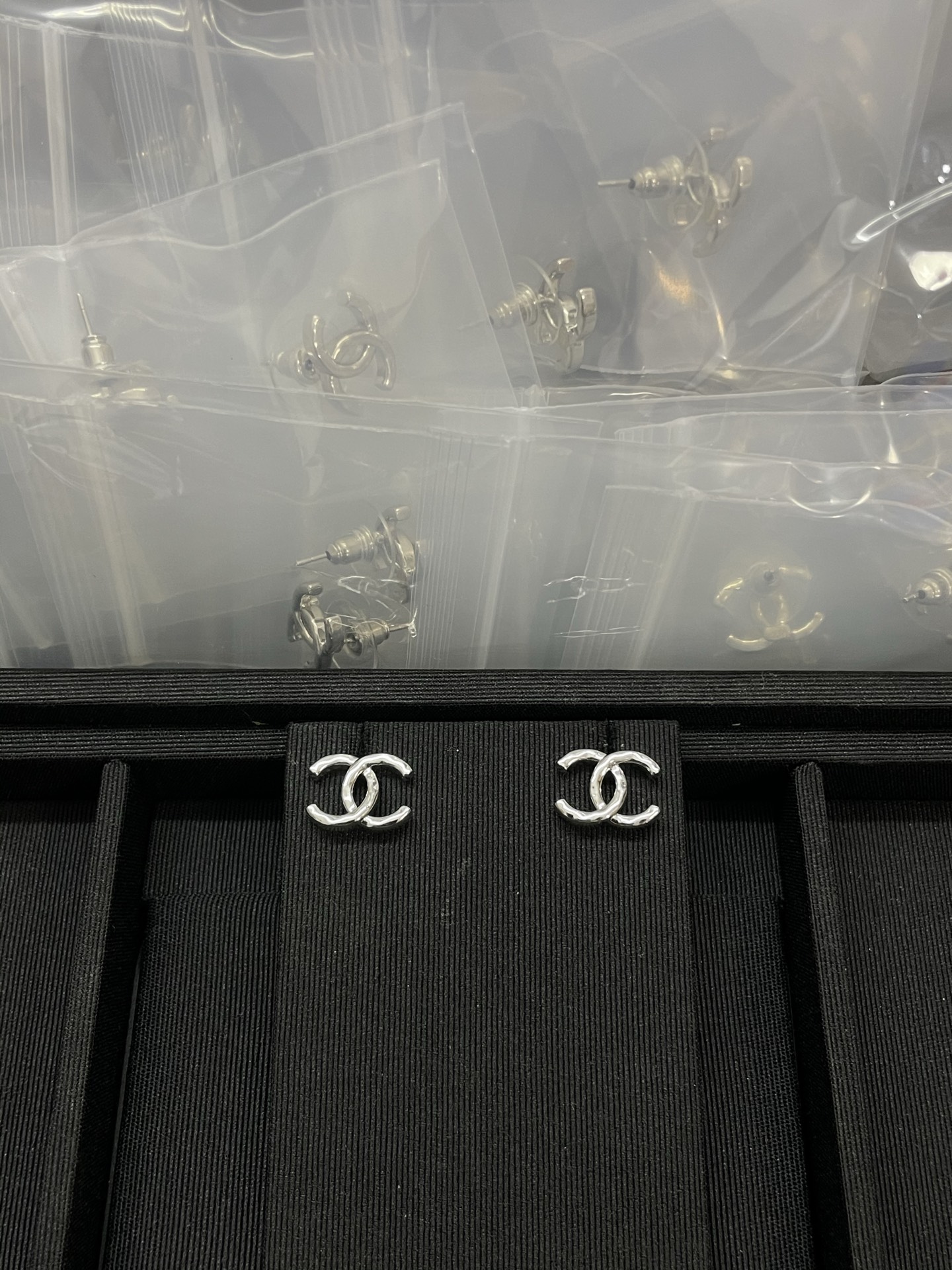 NO:766547,Xiaoxiang's new silver corrugated glossy small earrings, Chanel earrings, chanel19860909小香新款银色波纹款光面小耳钉,香奈儿耳钉,chanel,Jewelry