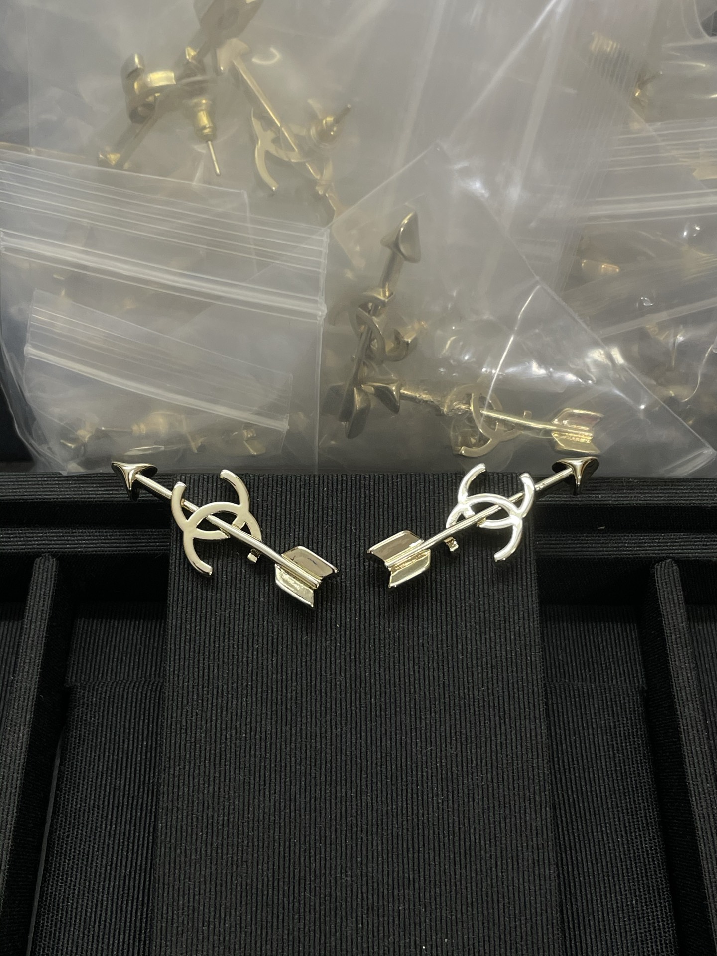 NO:766525,Xiaoxiang's new Cupid's Arrow earrings gold silver, Chanel earrings, chanel19860909小香新款丘比特之箭耳钉 金色 银色,香奈儿耳钉,chanel,Jewelry