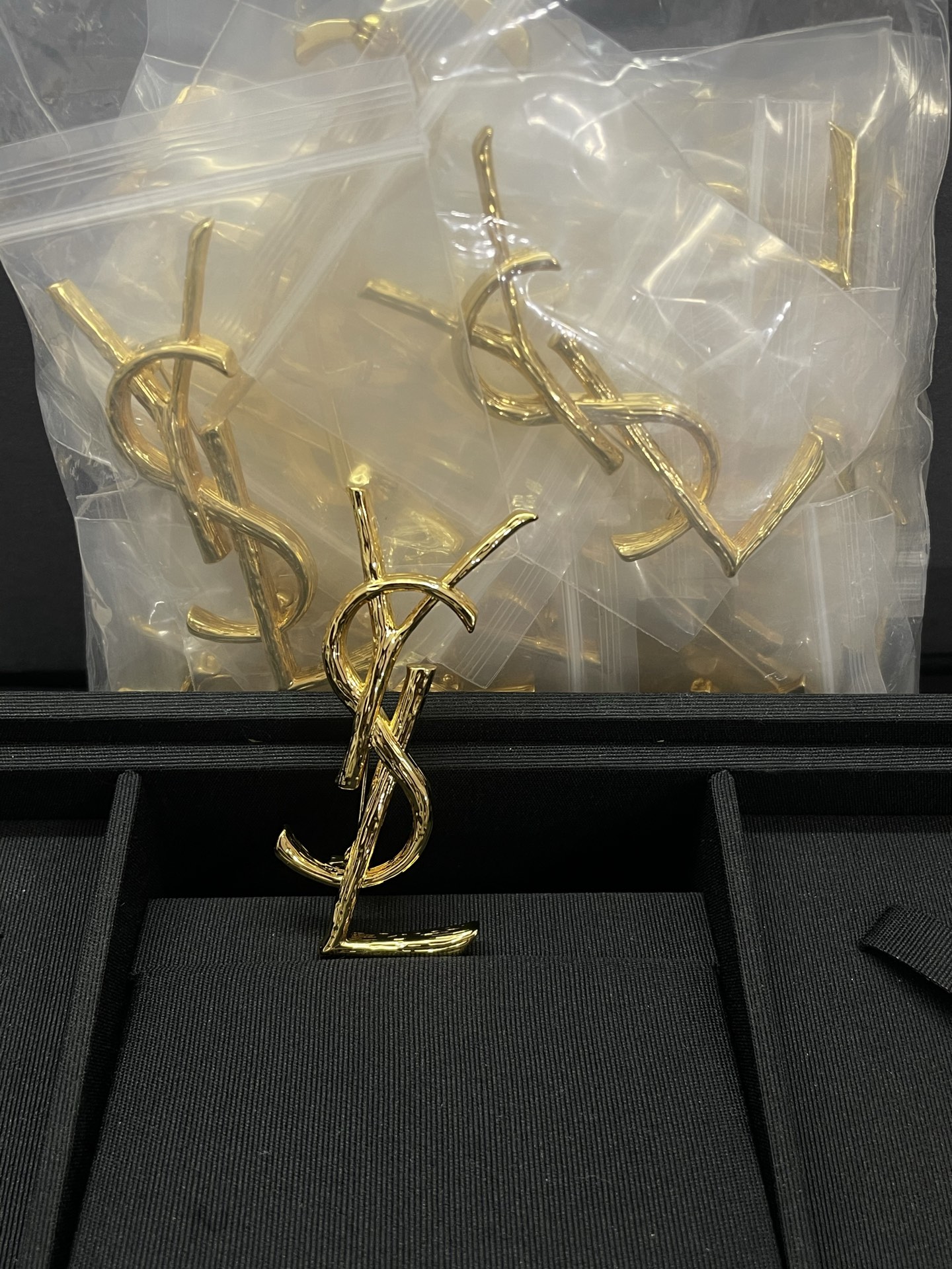 NO:766616,Saint Laurent SYL glossy large brooch, YSL, saint laurent, saint laurent, brooch, breastpin19860909圣罗兰SYL光面大号胸针,YSL,saint laurent,saint laurent,brooch，breastpin,Jewelry