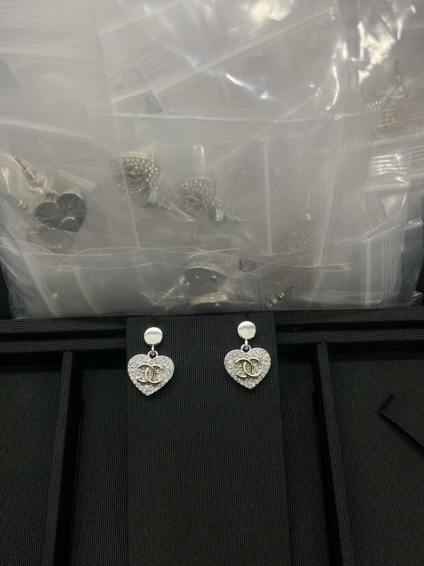 NO:766540,Xiaoxiang's new love full diamond round glossy earrings, Chanel earrings, chanel, earrings19860909小香新款爱心满钻圆形光面耳环,香奈儿耳钉,chanel,earrings,Jewelry