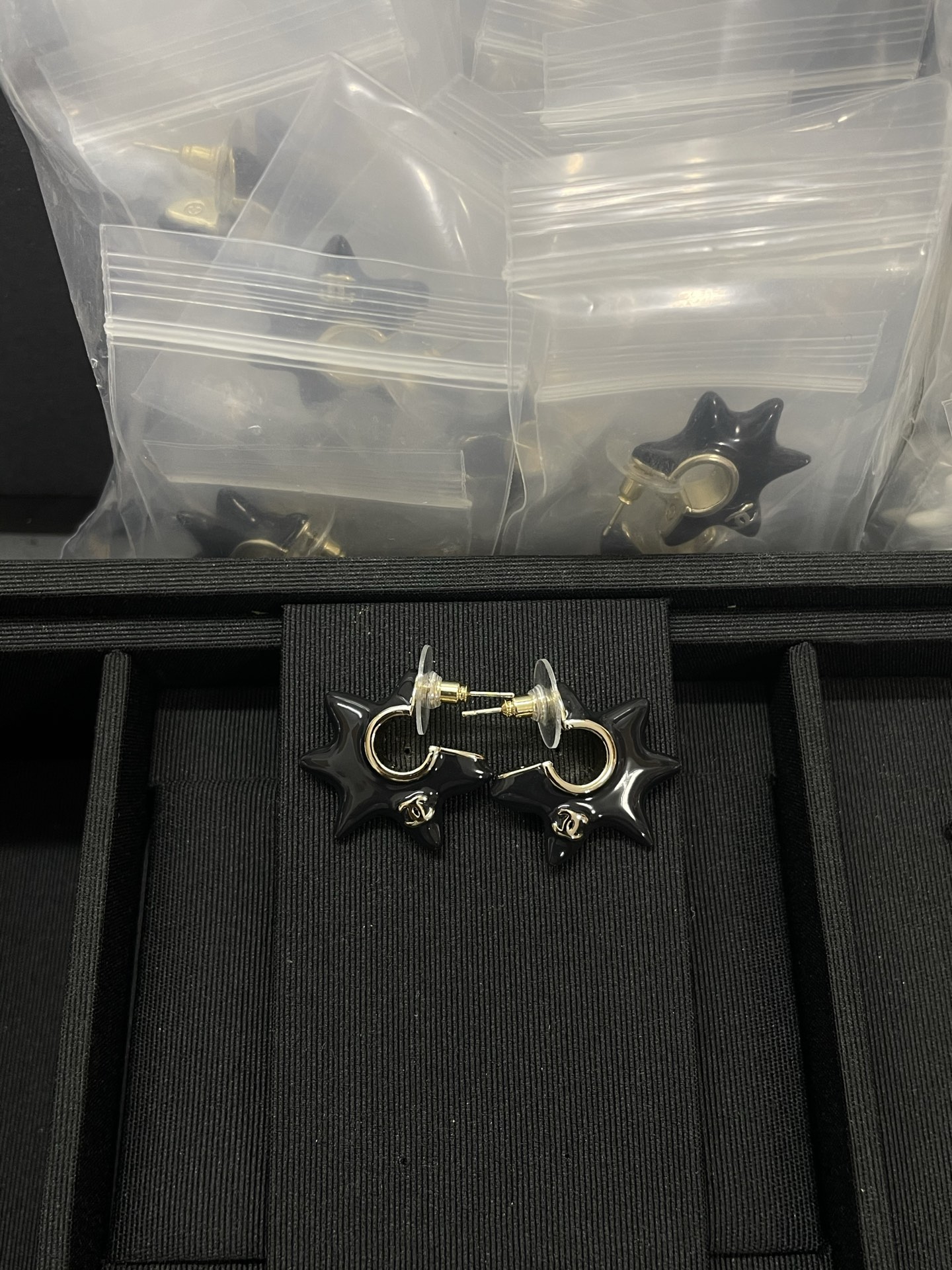 NO:766561,Xiaoxiang's new star-shaped resin earrings black white, Chanel earrings, chanel, earrings19860909小香新款星星形状树脂耳钉耳环 黑色 白色,香奈儿耳钉,chanel,earrings,Jewelry