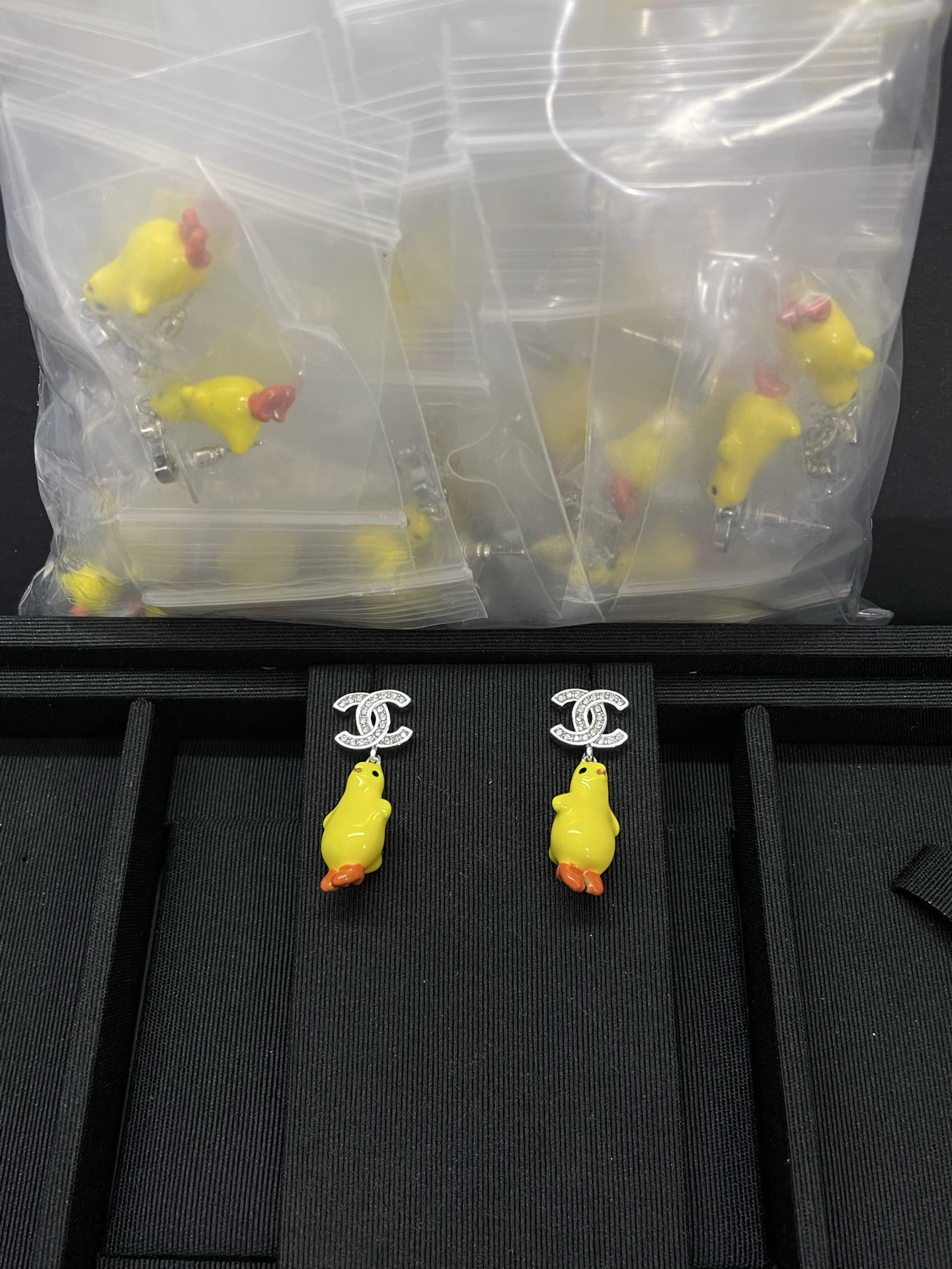 NO:766701,Xiaoxiang's new cute little yellow chicken silver double c earrings, Chanel earrings, chanel, earrings19860909小香新款可爱小黄鸡银色双c耳环,香奈儿耳钉,chanel,earrings,Jewelry