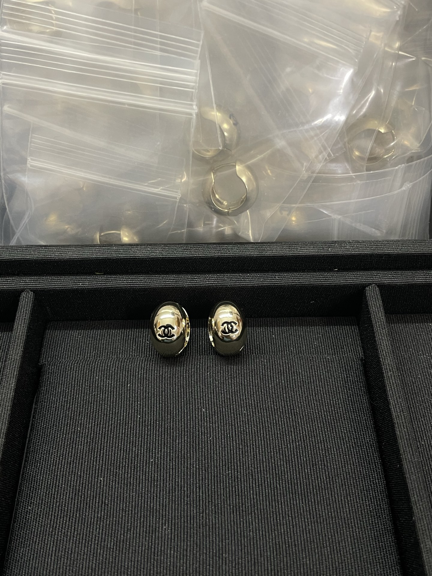 NO:766733,Xiaoxiang's new metallic glossy double-C black enamel small earrings, Chanel earrings, chanel19860909小香新款金属光面双c黑色珐琅小耳圈,香奈儿耳钉,chanel,Jewelry