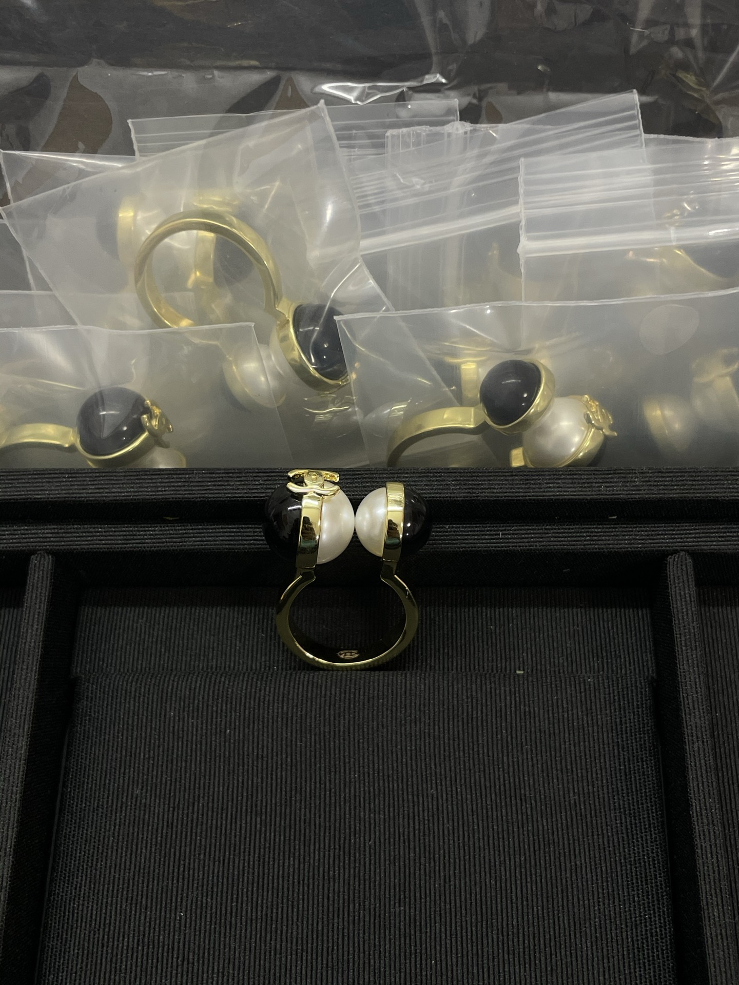 NO:766722,Xiaoxiang's new black and white resin ball open ring, Chanel earrings, chanel, ring19860909小香新款黑白树脂球开口戒指,香奈儿耳钉,chanel,ring,Jewelry
