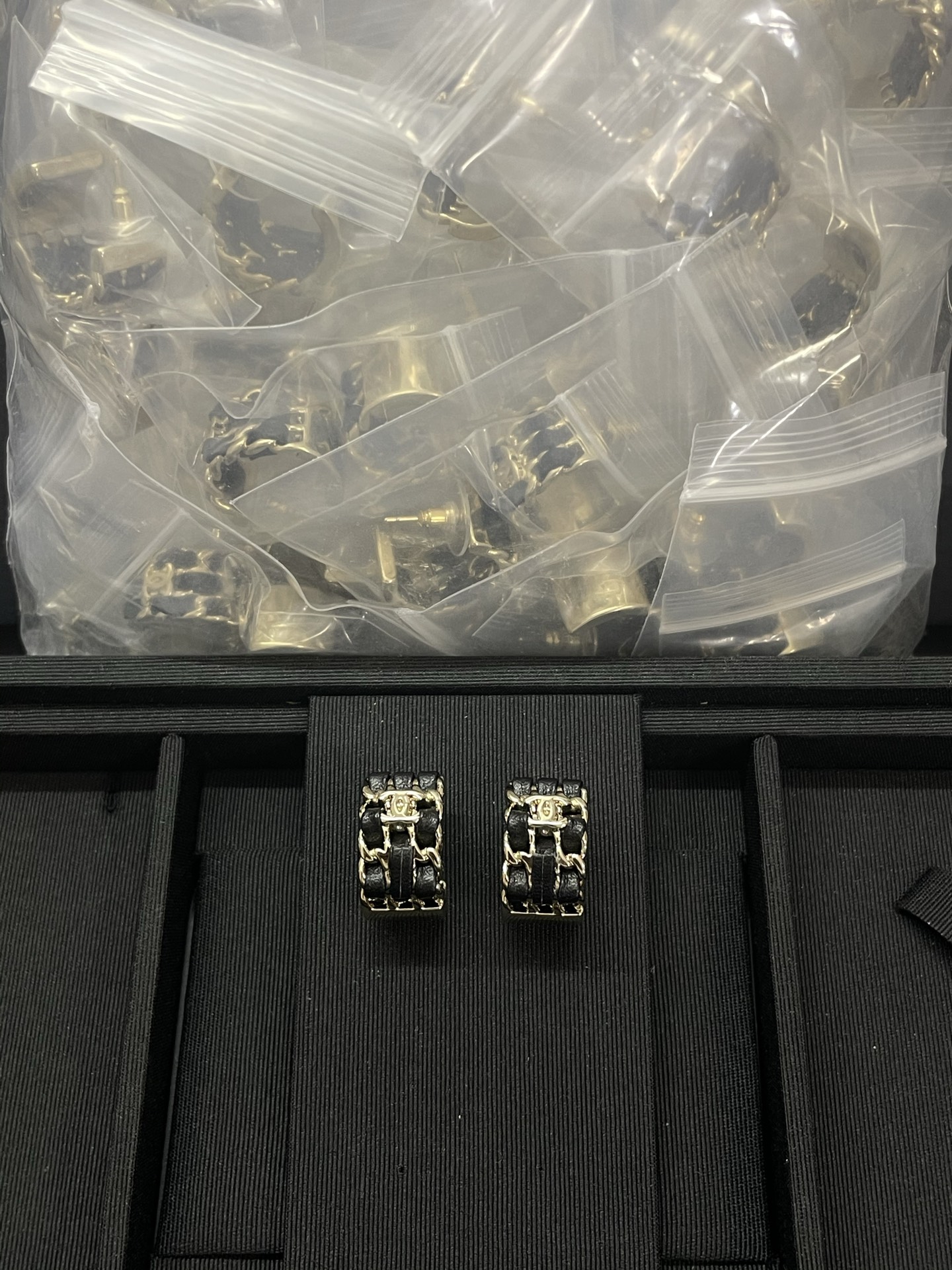 NO:766743,Xiaoxiang's new three-layer leather earrings, Chanel earrings, chanel19860909小香新款三层穿皮耳圈,香奈儿耳钉,chanel,Jewelry