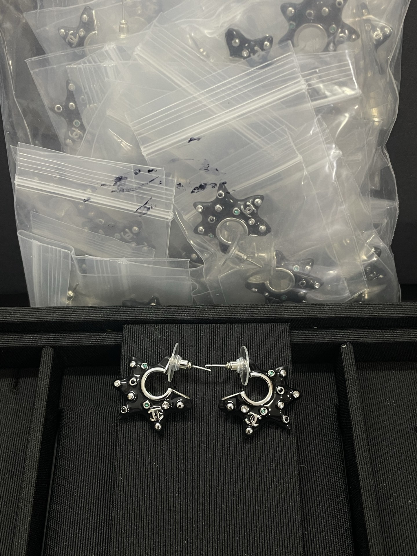 NO:766752,Xiaoxiang's new star-shaped rhinestone resin earrings black white, Chanel earrings, chanel, earrings19860909小香新款星星形状水钻树脂耳钉耳环 黑色 白色,香奈儿耳钉,chanel,earrings,Jewelry