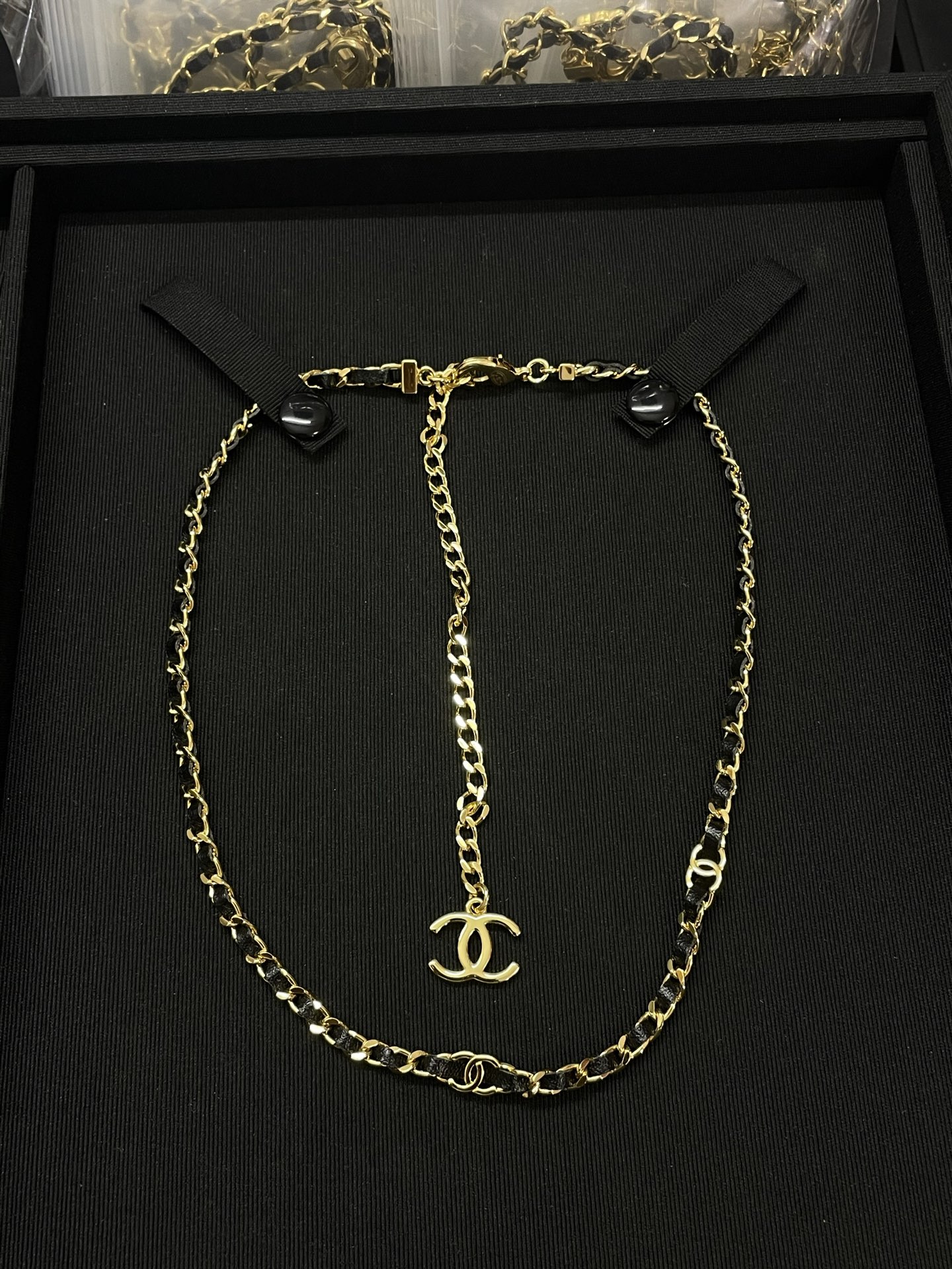 Collier CHANEL en cuir avec double C lisse