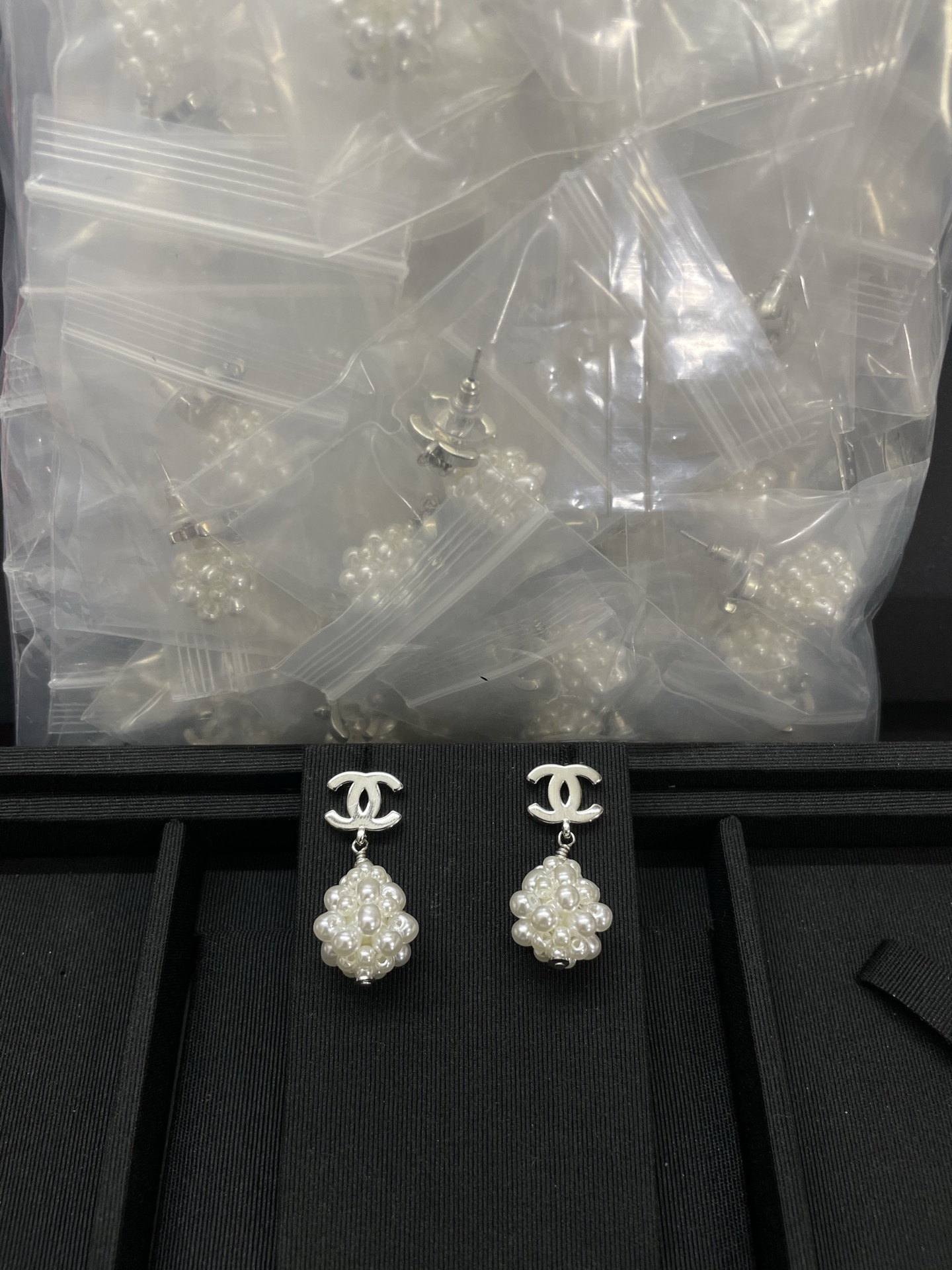 NO:767056,Xiaoxiang's new handmade white pearl glossy silver double c earrings, Chanel earrings, chanel, earrings19860909小香新款手工穿白色珍珠光面银色双c耳环,香奈儿耳钉,chanel,earrings,Jewelry