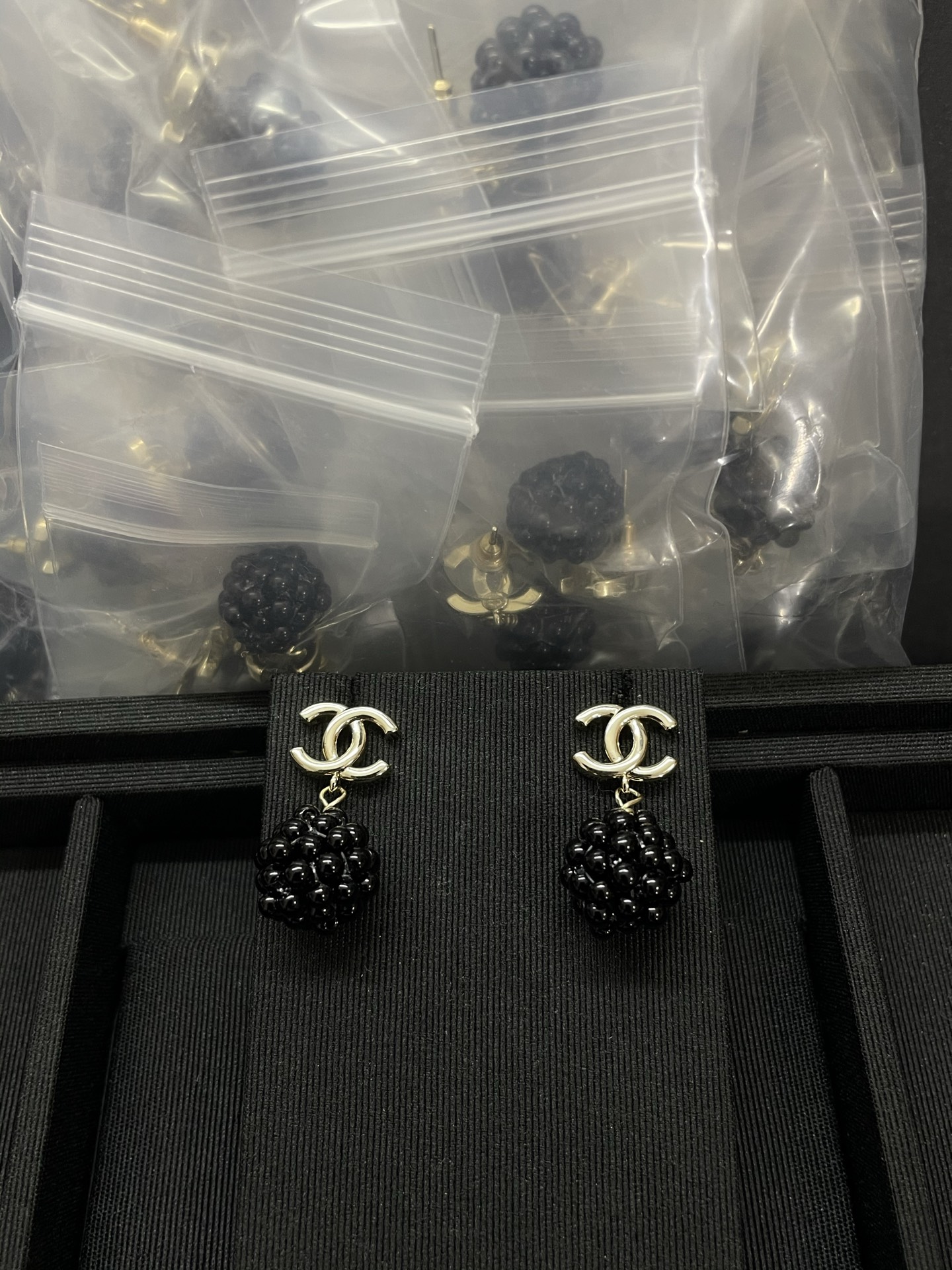 NO:767044,Xiaoxiang's new handmade black pearl glossy gold earrings, Chanel earrings, chanel, earrings19860909小香新款手工穿黑色珍珠光面金色耳环,香奈儿耳钉,chanel,earrings,Jewelry