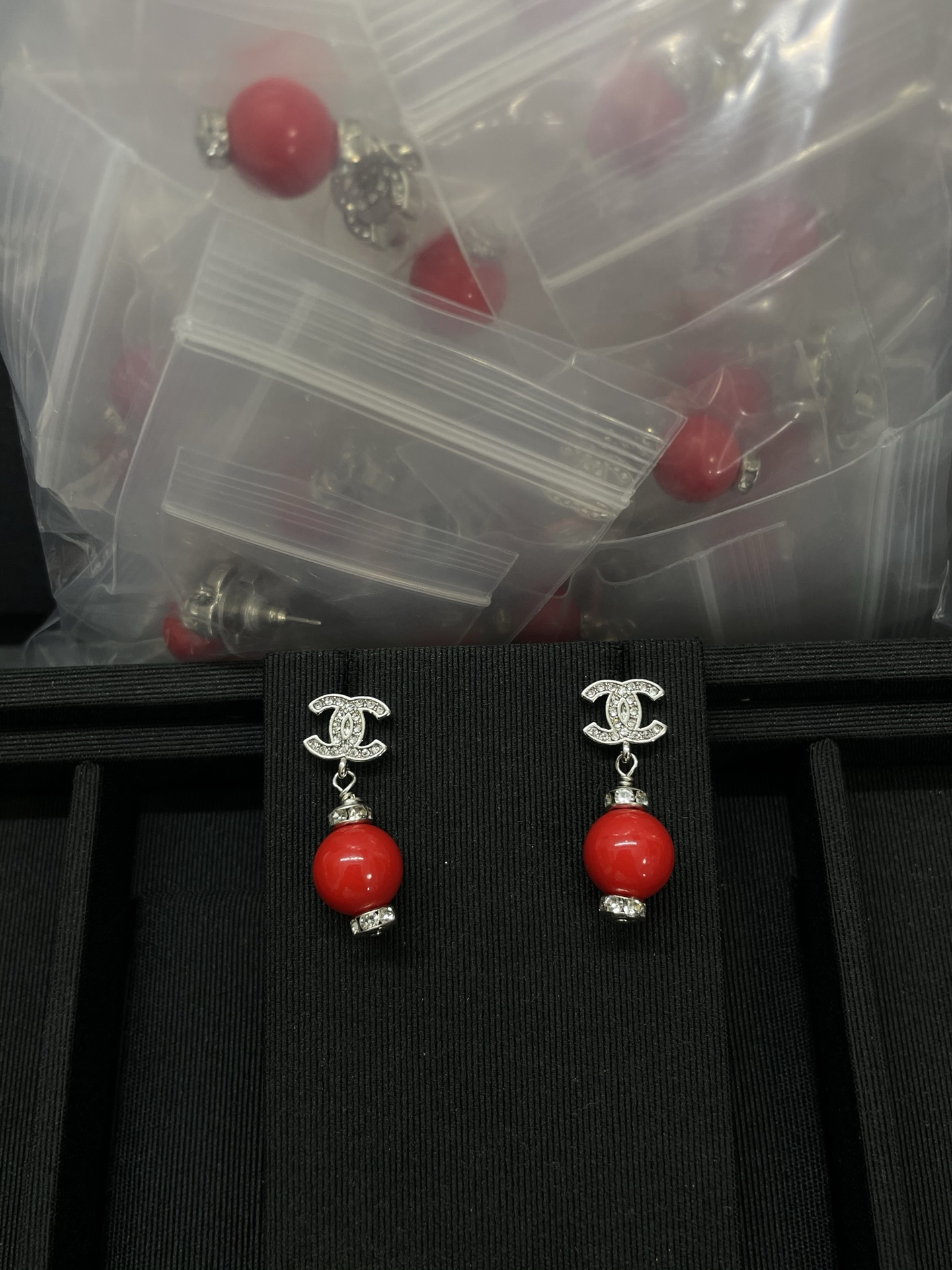 NO:767032,Xiaoxiang's new double c rhinestone pearl earrings white red black Chanel earrings chanel earrings19860909小香新款双c水钻珍珠耳环 白色 红色 黑色,香奈儿耳钉,chanel,earrings,Jewelry