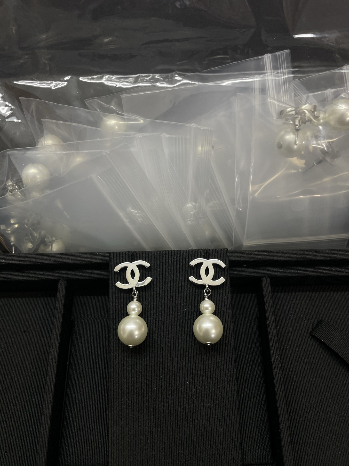 NO:766955,Xiaoxiang's new glossy double c gourd pearl earrings, Chanel earrings, chanel, earrings19860909小香新款光面双c葫芦珍珠耳环,香奈儿耳钉,chanel,earrings,Jewelry