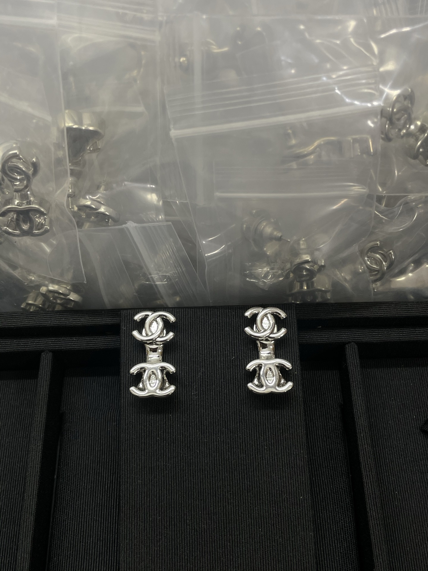 NO:766988,Xiaoxiang's new glossy double C earrings are detachable and can be worn in two ways. Gold and silver, Chanel earrings, chanel, earrings19860909小香新款光面双c耳环 可拆卸 一款两戴法 金色银色,香奈儿耳钉,chanel,earrings,Jewelry