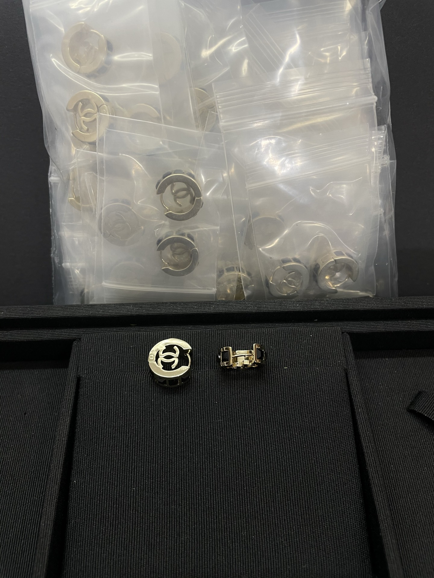 NO:767016,Xiaoxiang's new double c square diamond black diamond and white diamond half circle ear clip gold silver black diamond and white diamond, Chanel earrings, chanel19860909小香新款双c方钻黑钻白钻半圈耳夹 金色银色 黑钻白钻,香奈儿耳钉,chanel,Jewelry