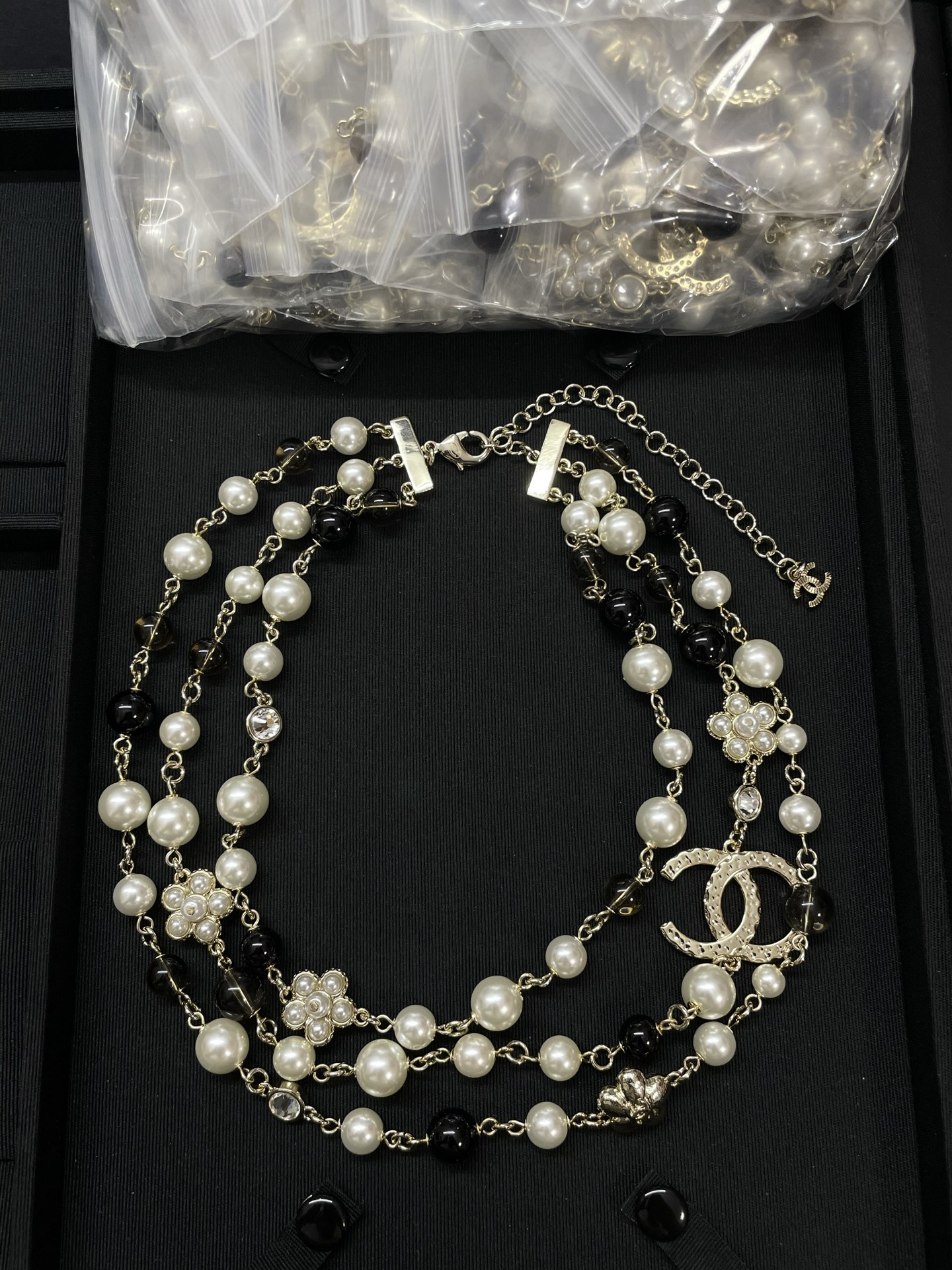 NO:816927,Xiaoxiang black and white pearl flower heavy three-layer necklace, Chanel necklace, chanel,necklace19860909小香黑白珍珠花朵重工三层项链,香奈儿项链,chanel,necklace,Jewelry