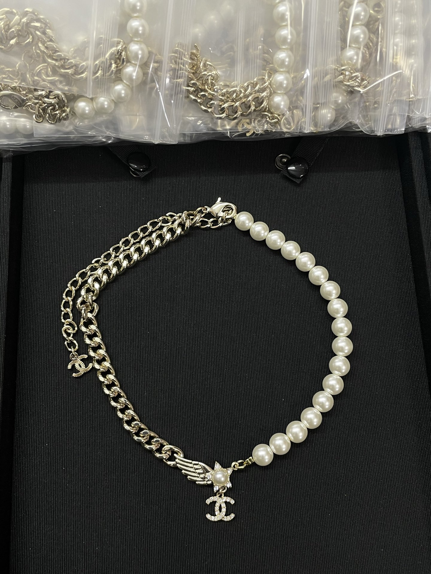 CHANEL Collier Perles Métal Double C Ailes Étoile à Cinq Branches