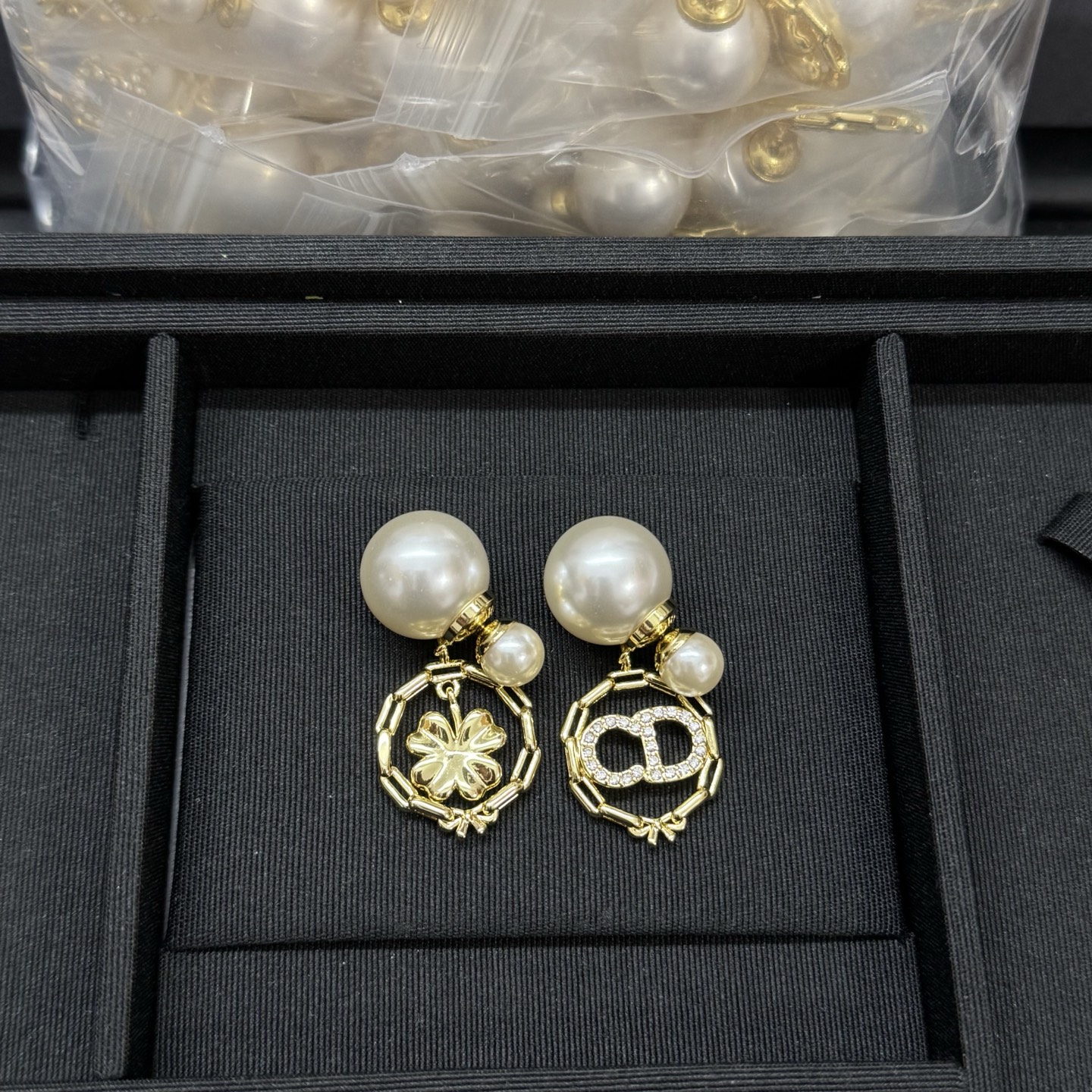 NO:816947,Dior's new four-leaf clover CD asymmetric pearl earrings, Dior earrings, dior, dior, earrings19860909迪奥新款四叶草CD不对称珍珠耳环,Dior耳钉,dior,dior,earrings,Jewelry