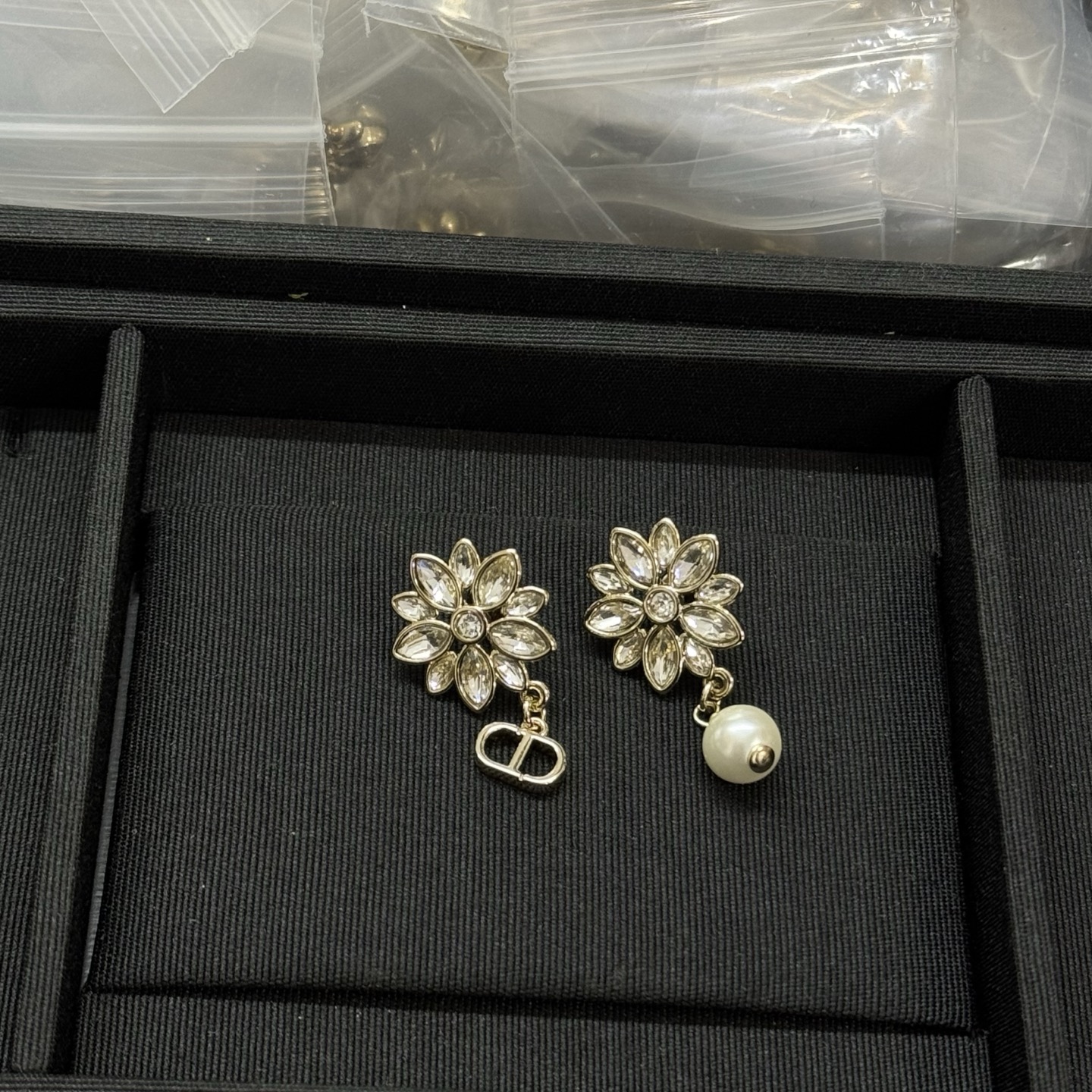 NO:816967,Dior new flower cd pearl asymmetrical earrings, Dior earrings, dior, dior19860909迪奥新款花朵cd珍珠不对称耳钉,Dior耳钉,dior,dior,Jewelry