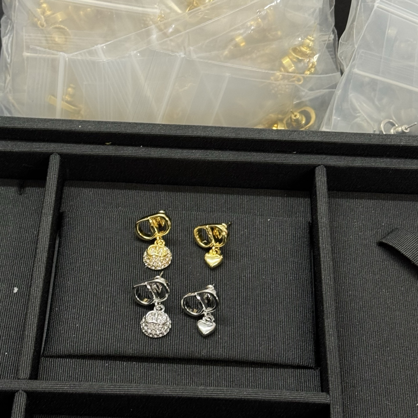 NO:816984,Dior's new round full diamond heart asymmetric CD earrings gold silver, Dior earrings, dior, dior, earrings19860909迪奥新款圆形满钻爱心不对称CD耳环 金色 银色,Dior耳钉,dior,dior,earrings,Jewelry