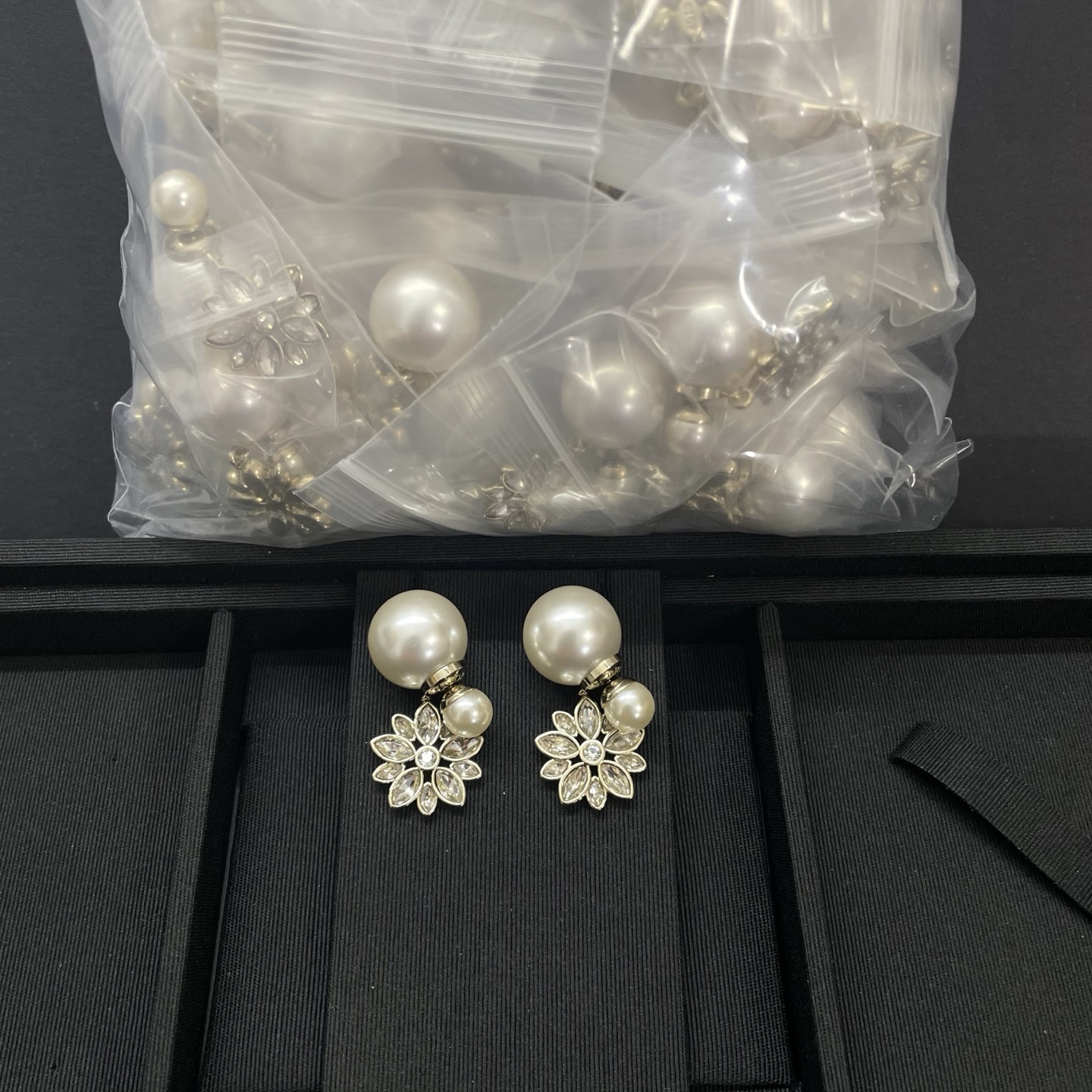 NO:857709,Dior new flower pearl earrings, Dior earrings, dior, dior, earrings19860909迪奥新款花朵珍珠耳环,Dior耳钉,dior,dior,earrings,Jewelry