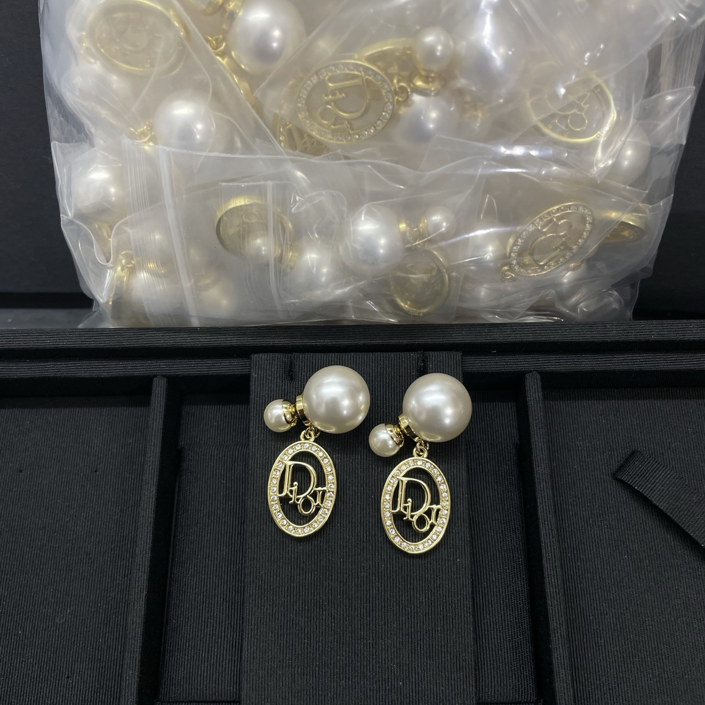 NO:857722,Dior new oval full diamond letter pearl earrings, Dior earrings, dior, dior, earrings19860909迪奥新款椭圆形满钻字母珍珠耳环,Dior耳钉,dior,dior,earrings,Jewelry