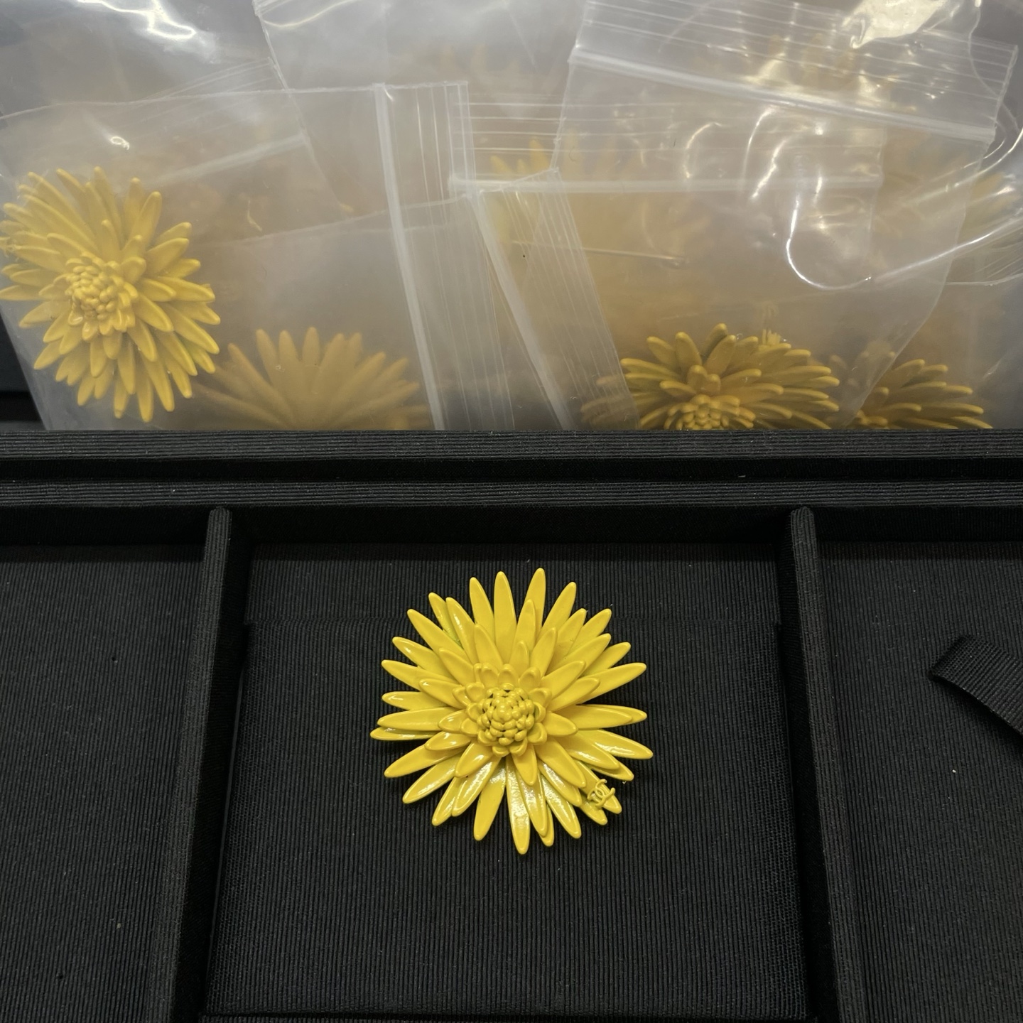 NO:857780,Xiaoxiang new yellow chrysanthemum brooch, Chanel brooch, chanel, brooch, breastpin19860909小香新款黄色菊花胸针,香奈儿胸针,chanel,brooch，breastpin,Jewelry