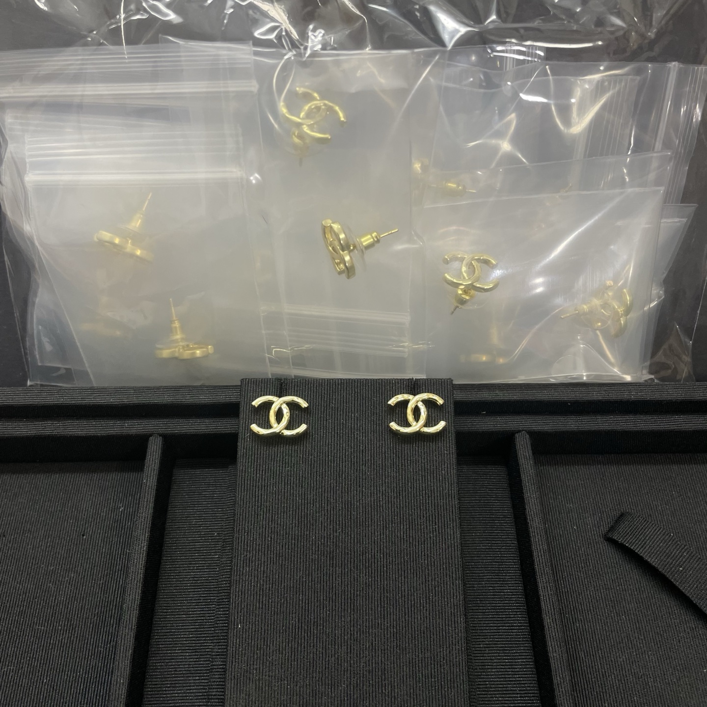 NO:857874,Xiaoxiang's new glossy double c gold earrings, Chanel earrings, chanel19860909小香新款光面双c金色耳钉,香奈儿耳钉,chanel,Jewelry