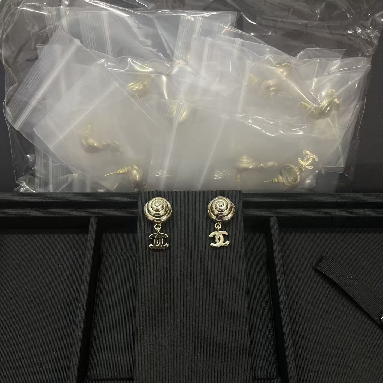 NO:857886,Xiaoxiang's new glossy conch double c earrings, Chanel earrings, chanel, earrings19860909小香新款光面海螺双c耳环,香奈儿耳钉,chanel,earrings,Jewelry