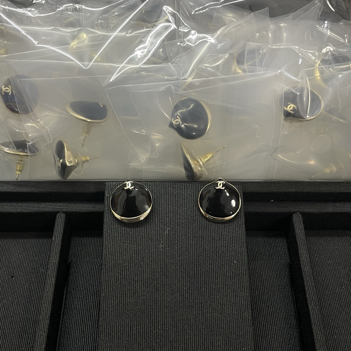 NO:858125,Xiaoxiang's new shell fan-shaped resin earrings black red, Chanel earrings, chanel19860909小香新款贝壳扇形树脂耳钉 黑色 红色,香奈儿耳钉,chanel,Jewelry