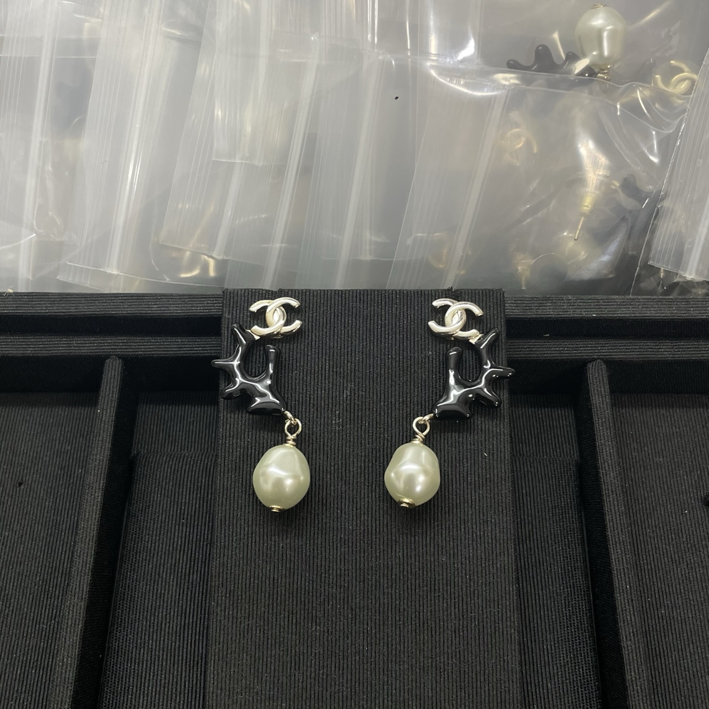 CHANEL Boucles d'oreilles résine perle baroque pendentif noir