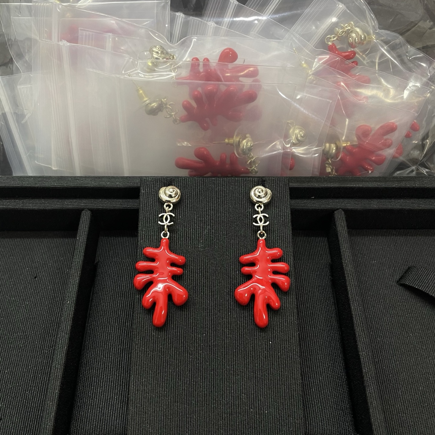 Boucles d'oreilles CHANEL en résine corail longues