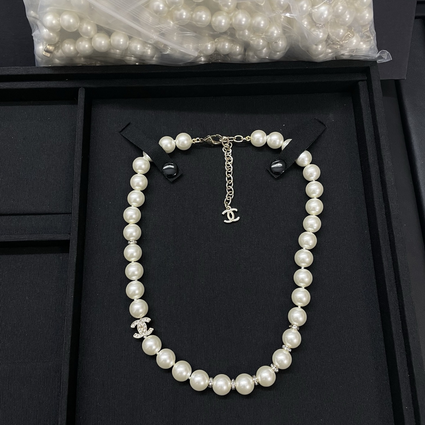 Collier CHANEL double C perles