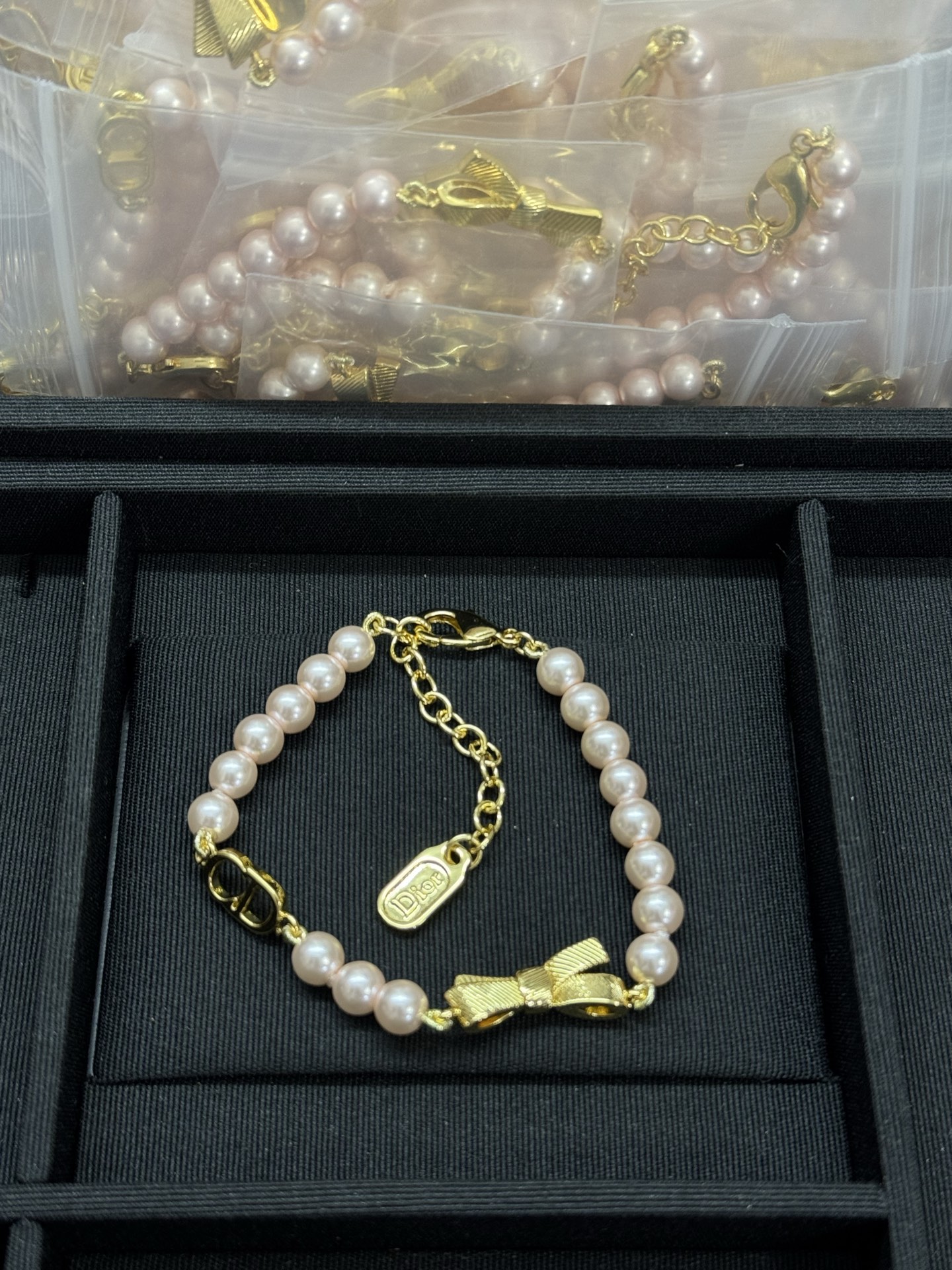 NO:881663,Dior new brushed bow CD pink pearl bracelet, Dior bracelet, dior, dior, bracelet19860909迪奥新款拉丝蝴蝶结CD粉色珍珠手链,Dior手链,dior,dior,bracelet,Jewelry