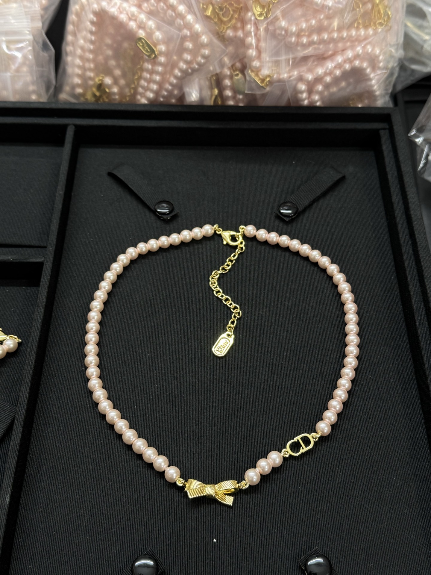 NO:881660,Dior new brushed bow CD pink pearl necklace,Dior necklace,dior,dior,necklace19860909迪奥新款拉丝蝴蝶结CD粉色珍珠项链,Dior项链,dior,dior,necklace,Jewelry