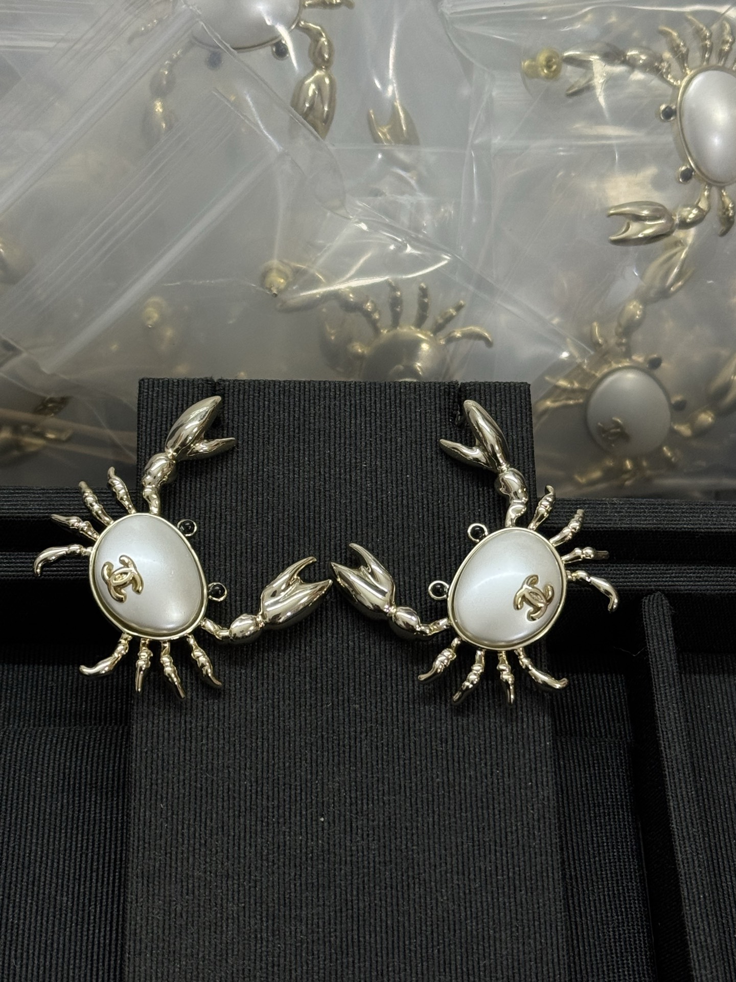 NO:881654,Xiaoxiang new pearl crab earrings, Chanel earrings, chanel19860909小香新款珍珠螃蟹耳钉,香奈儿耳钉,chanel,Jewelry
