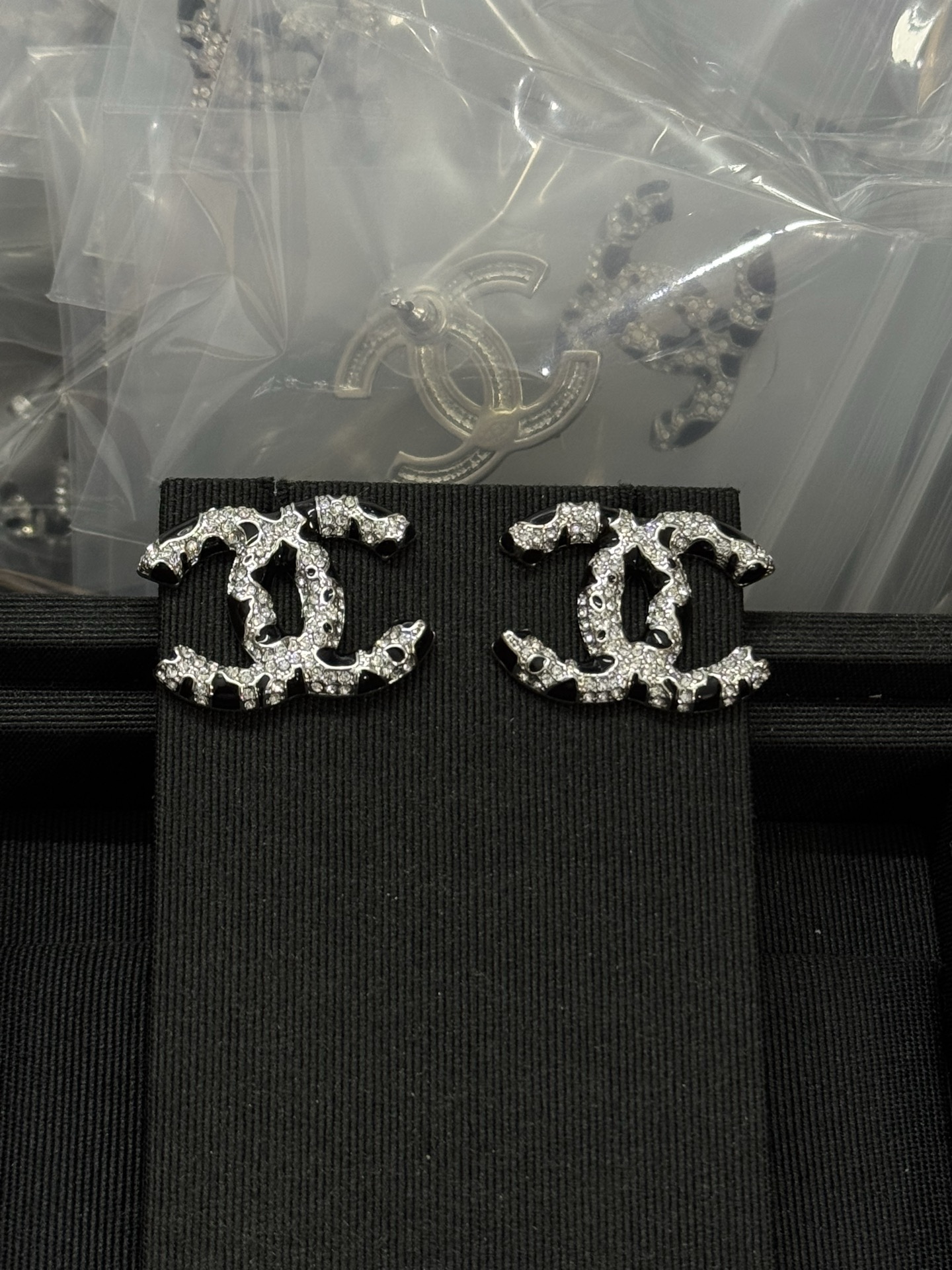 NO:895999,Xiaoxiang's new black and white stitching leopard print silver earrings, Chanel earrings, chanel19860909小香新款黑白拼接豹纹款银色耳钉,香奈儿耳钉,chanel,Jewelry