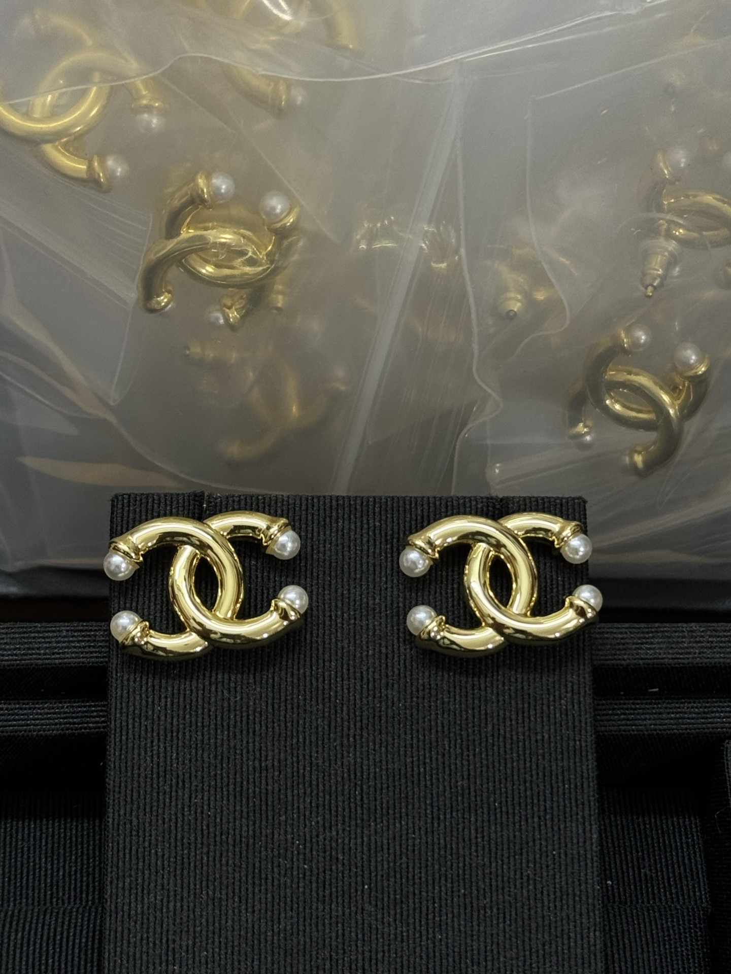 NO:896002,Xiaoxiang's new golden double C glossy head and tail pearl earrings, Chanel earrings, chanel19860909小香新款金色双c光面头尾珍珠耳钉,香奈儿耳钉,chanel,Jewelry